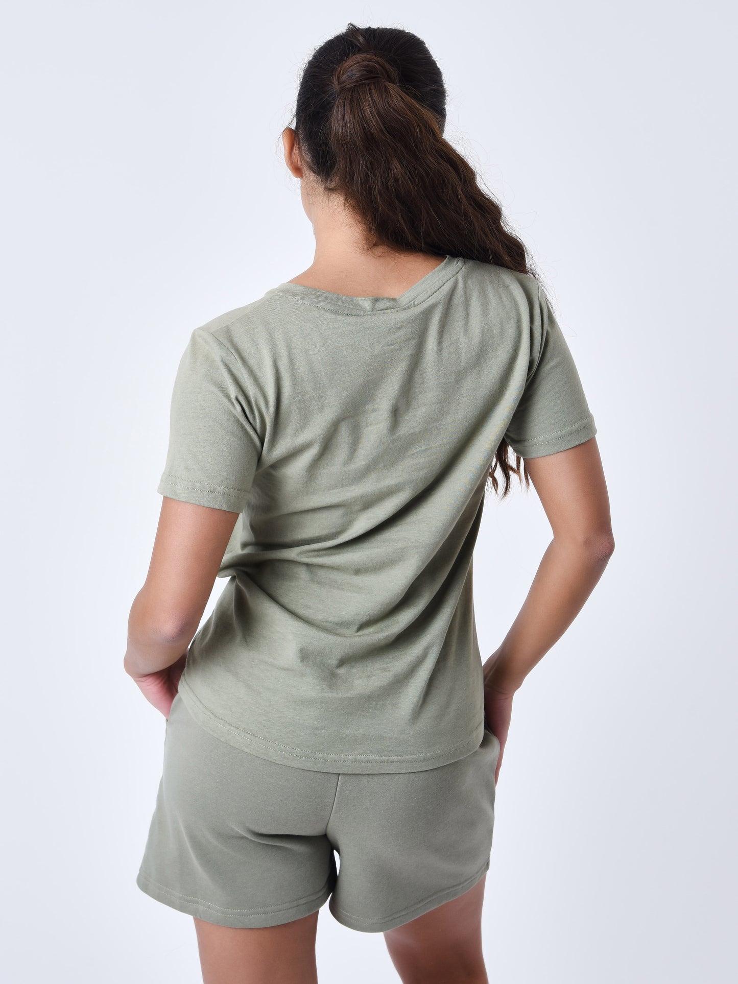 tee-shirt-basic-broderie-logo-signature-kaki-modelshot