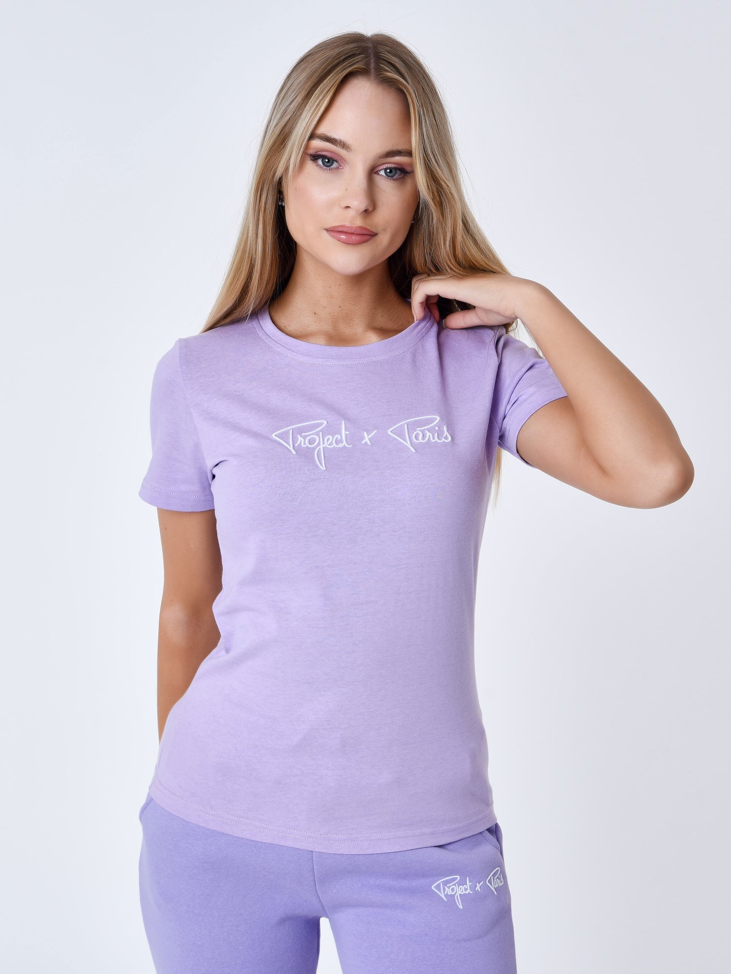 tee-shirt-basic-broderie-logo-signature-lilas-modelshot