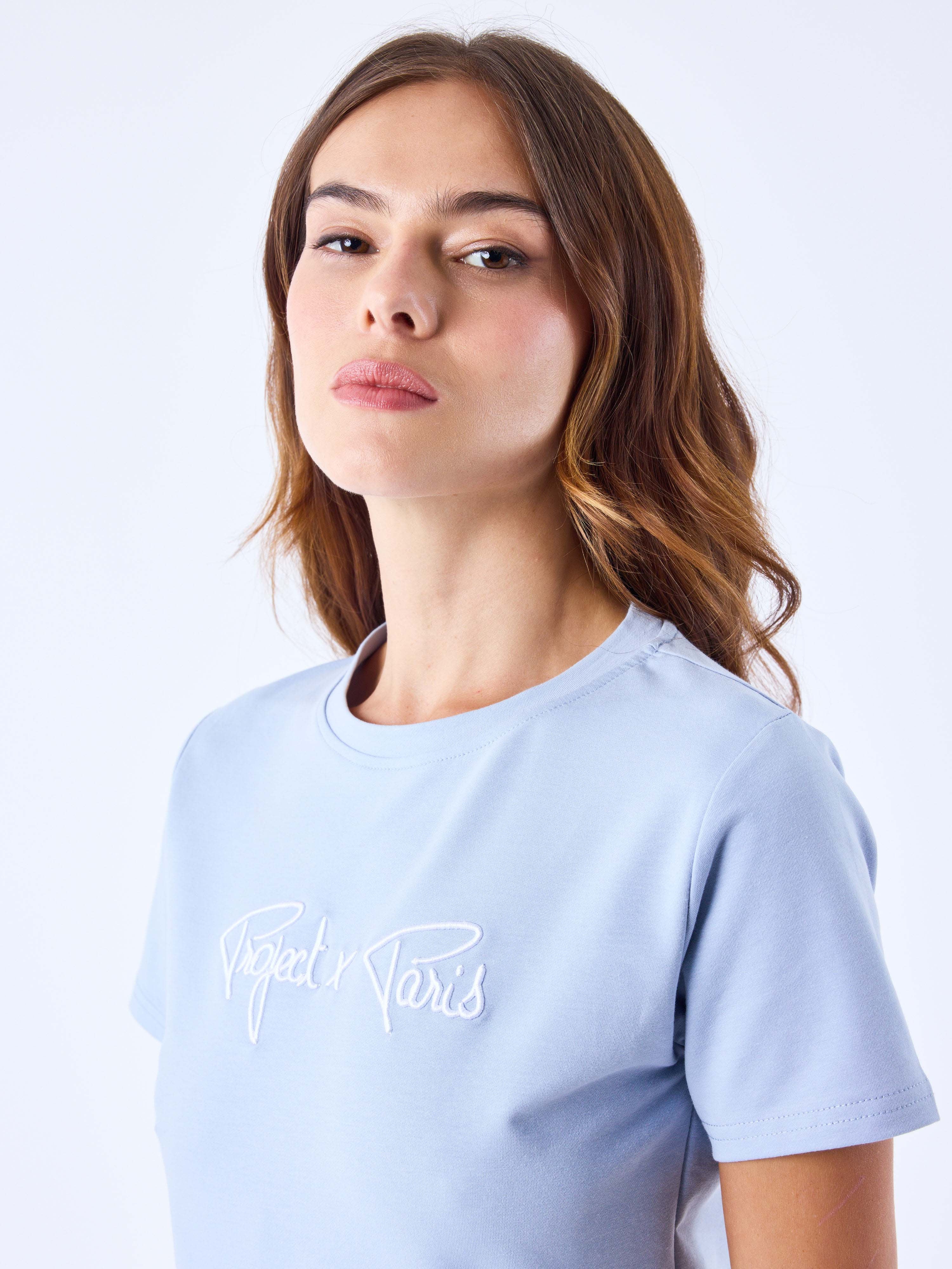 tee-shirt-basic-broderie-logo-signature-bleu-ciel-modelshot