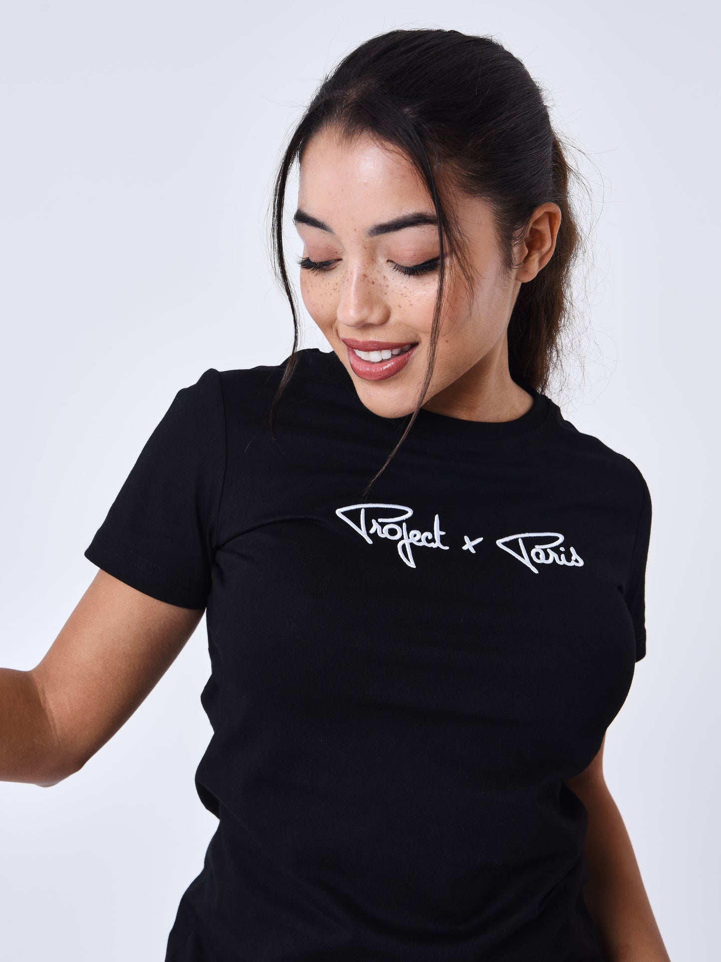tee-shirt-basic-broderie-logo-signature-noir-modelshot