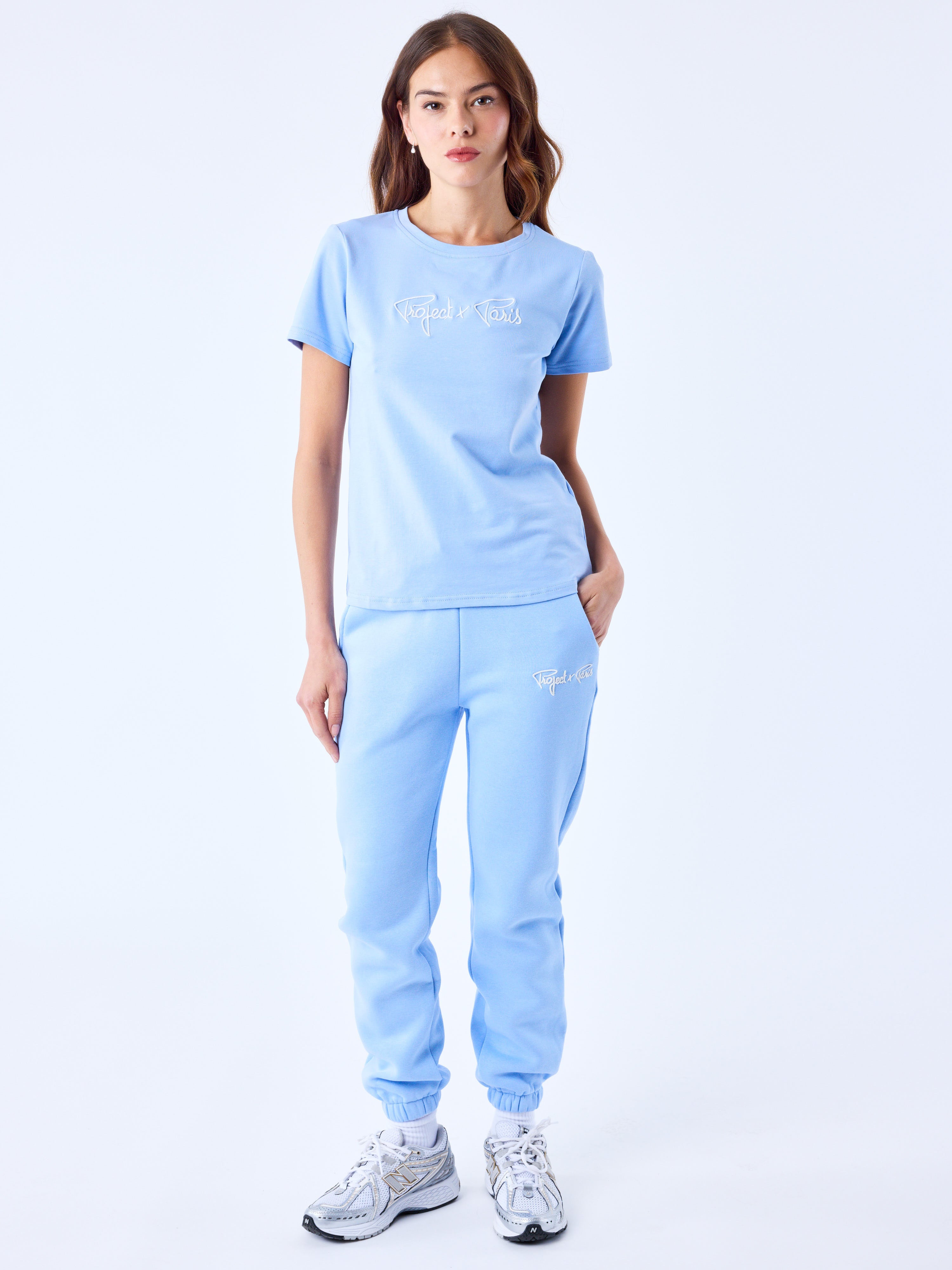 tee-shirt-basic-broderie-logo-signature-cashmere-blue-modelshot