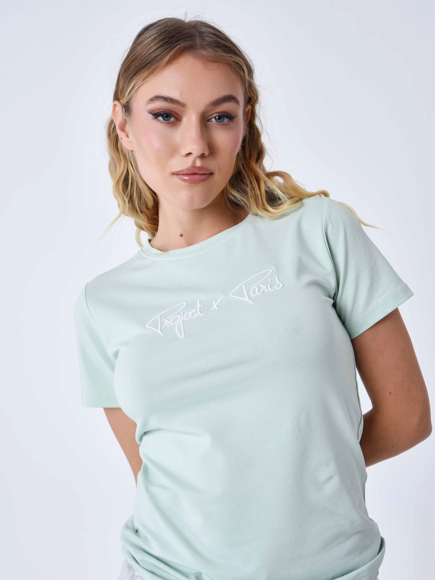 tee-shirt-basic-broderie-logo-signature-vert-d-eau-modelshot