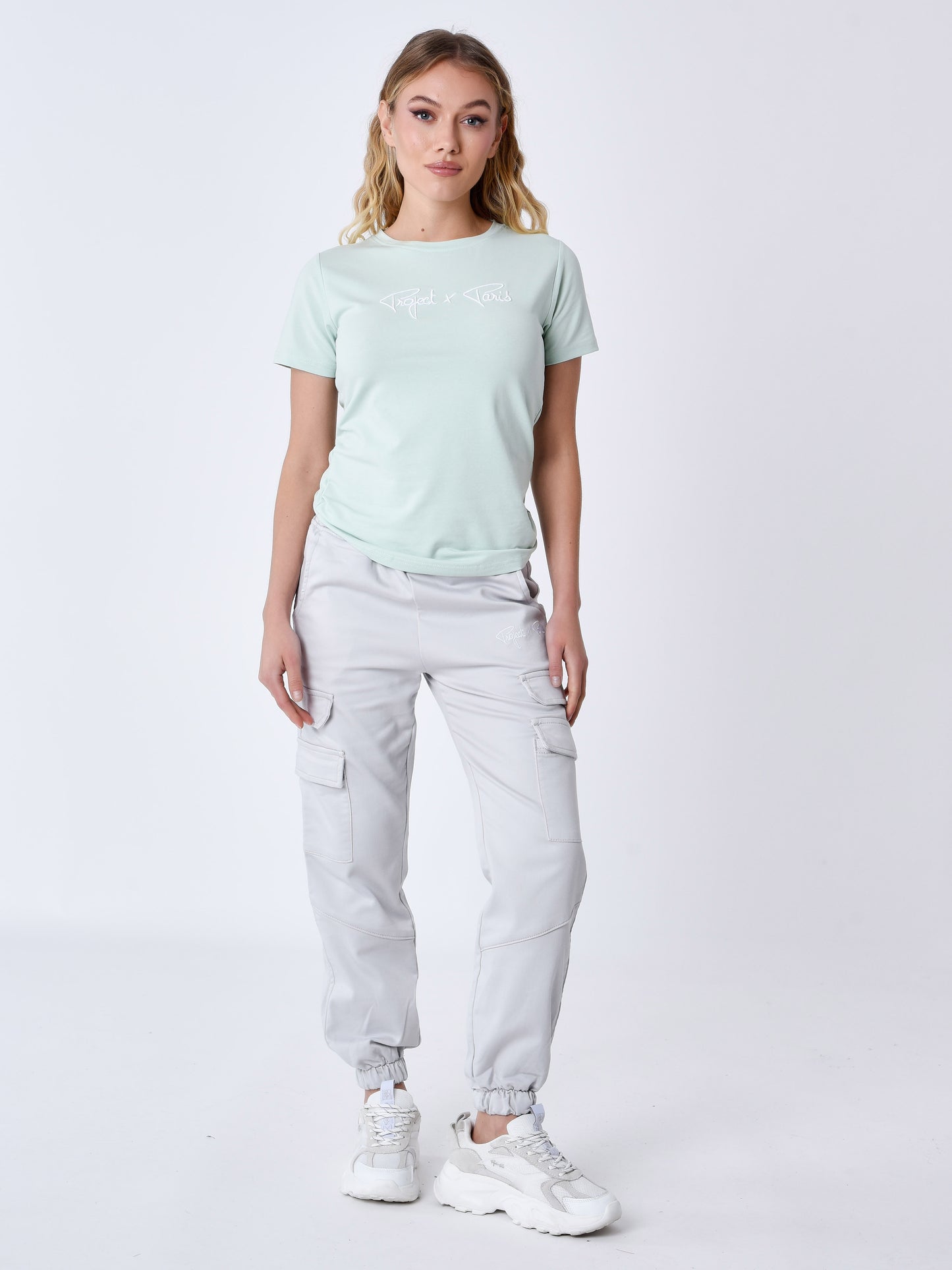 tee-shirt-basic-broderie-logo-signature-vert-d-eau-modelshot