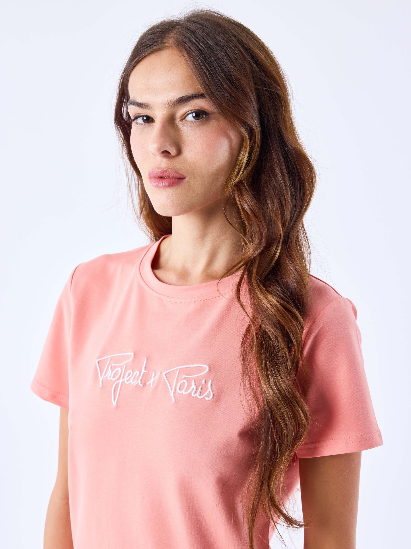 tee-shirt-basic-broderie-logo-signature-coral-modelshot