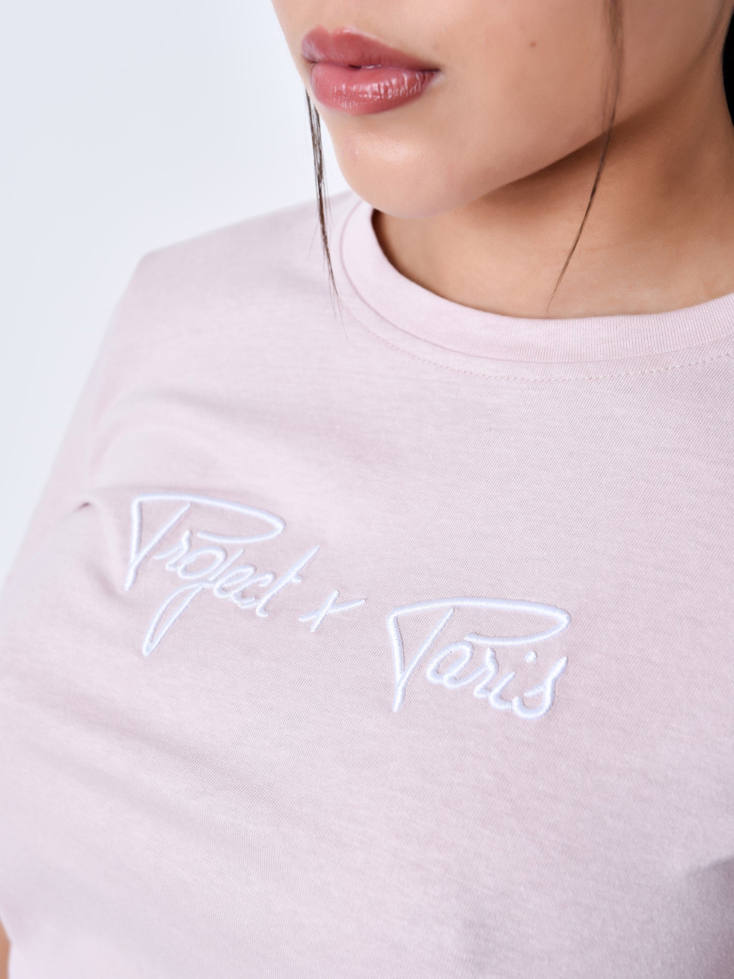 tee-shirt-basic-broderie-logo-signature-rose-poudre-modelshot