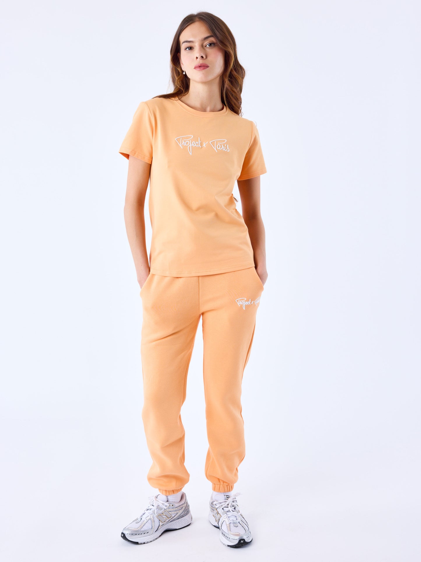 tee-shirt-basic-broderie-logo-signature-apricot-cream-modelshot
