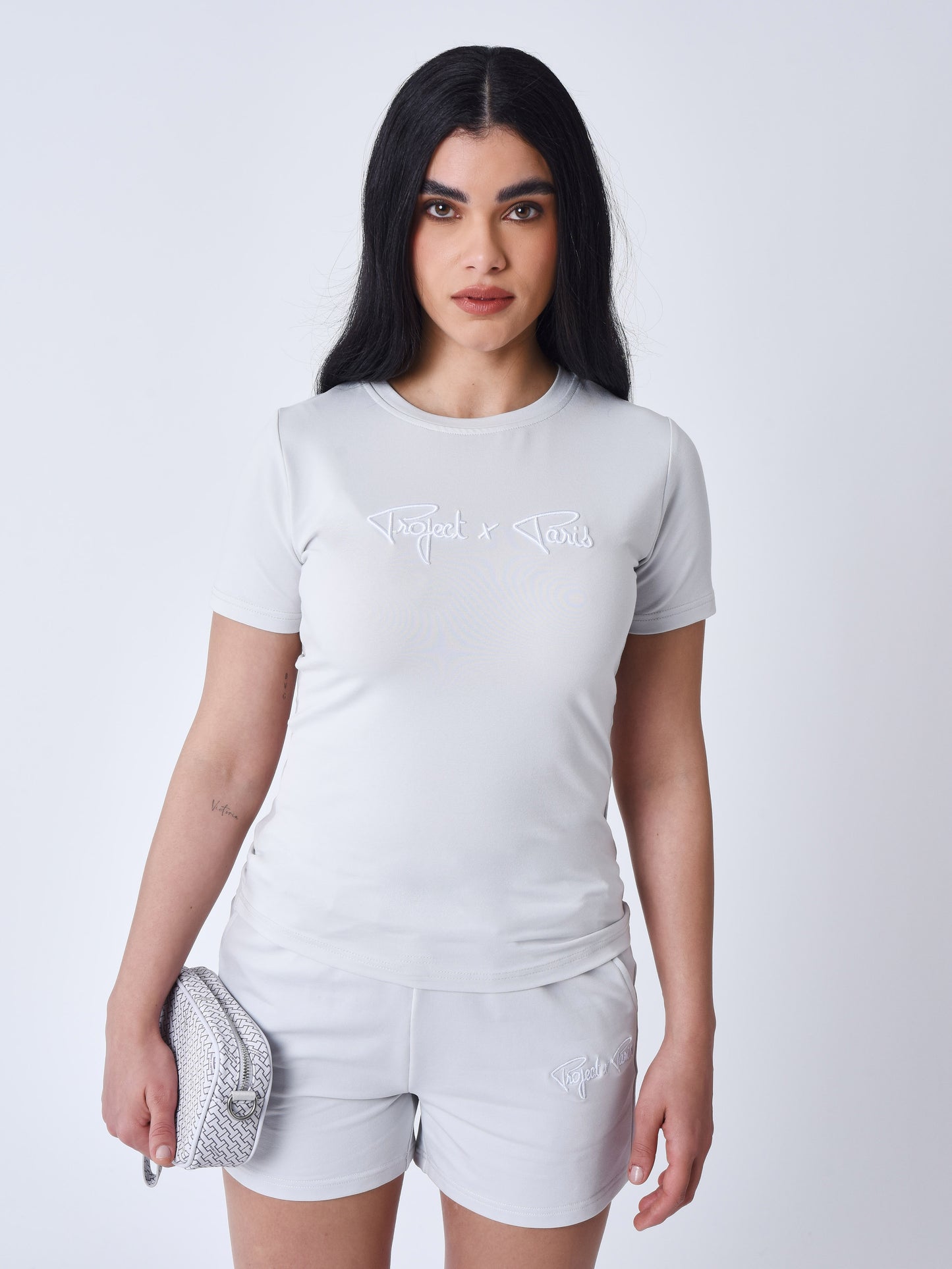 tee-shirt-basic-broderie-logo-signature-light-stone-modelshot