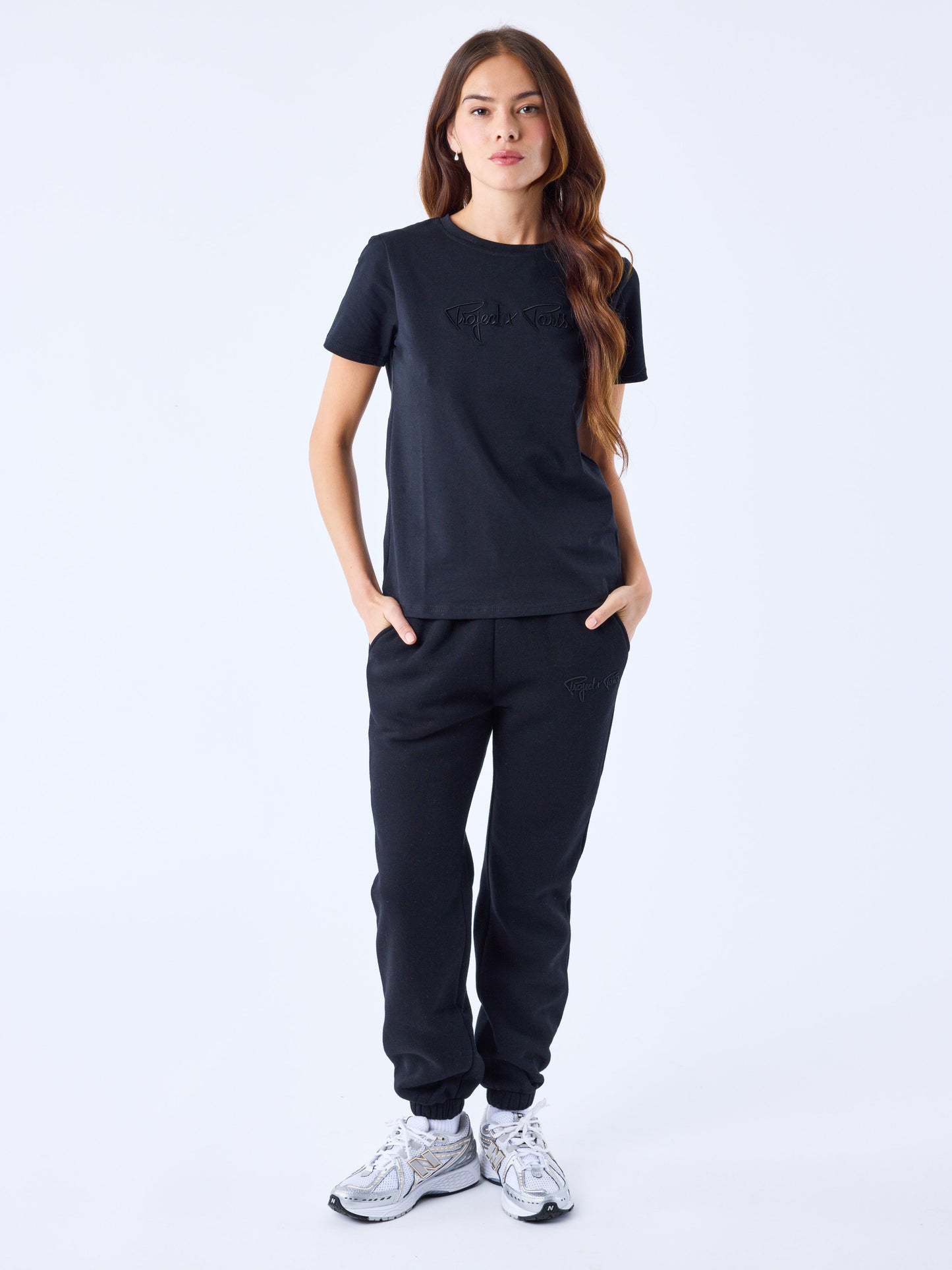 tee-shirt-basic-broderie-logo-signature-noir-noir-modelshot