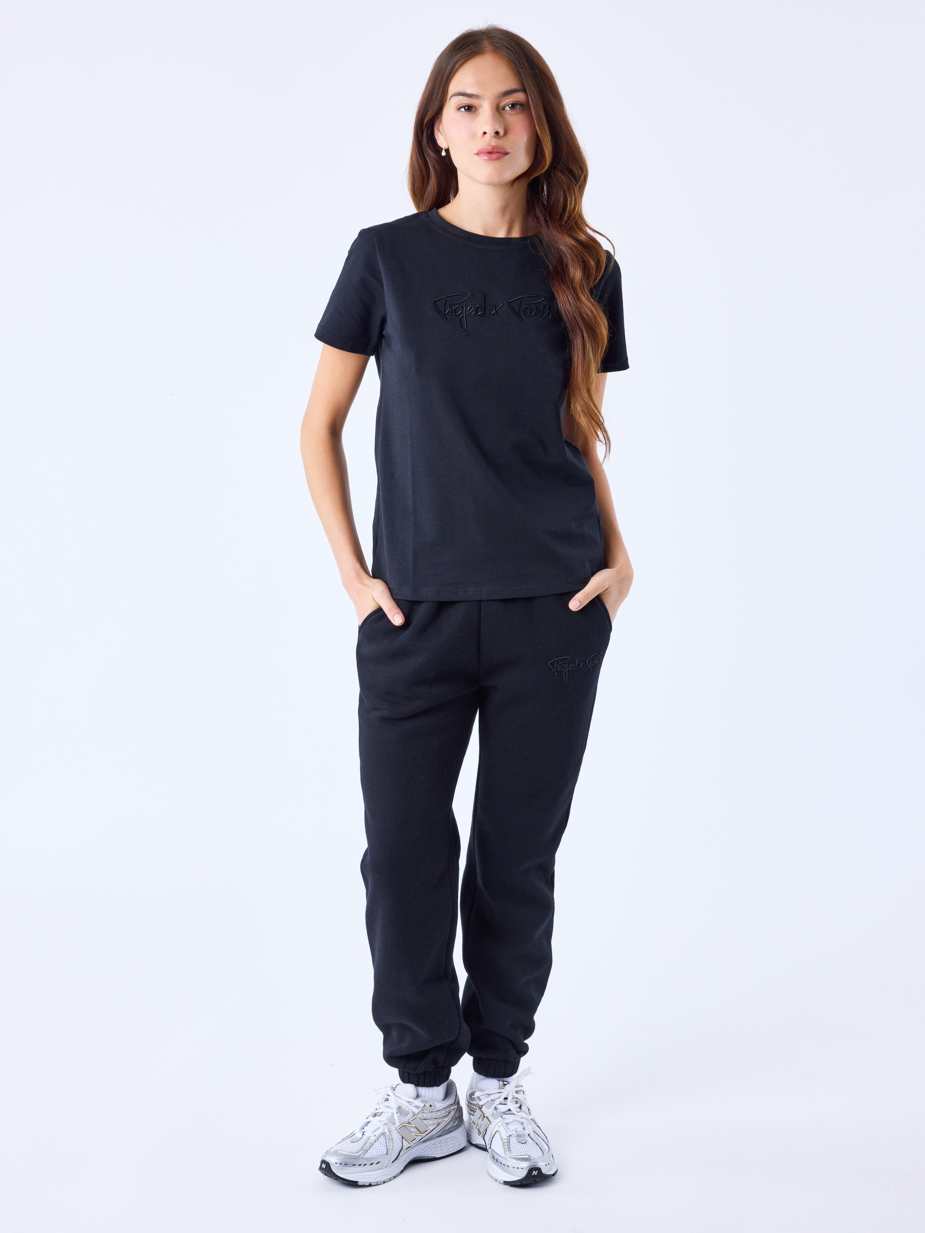 tee-shirt-basic-broderie-logo-signature-noir-noir-modelshot