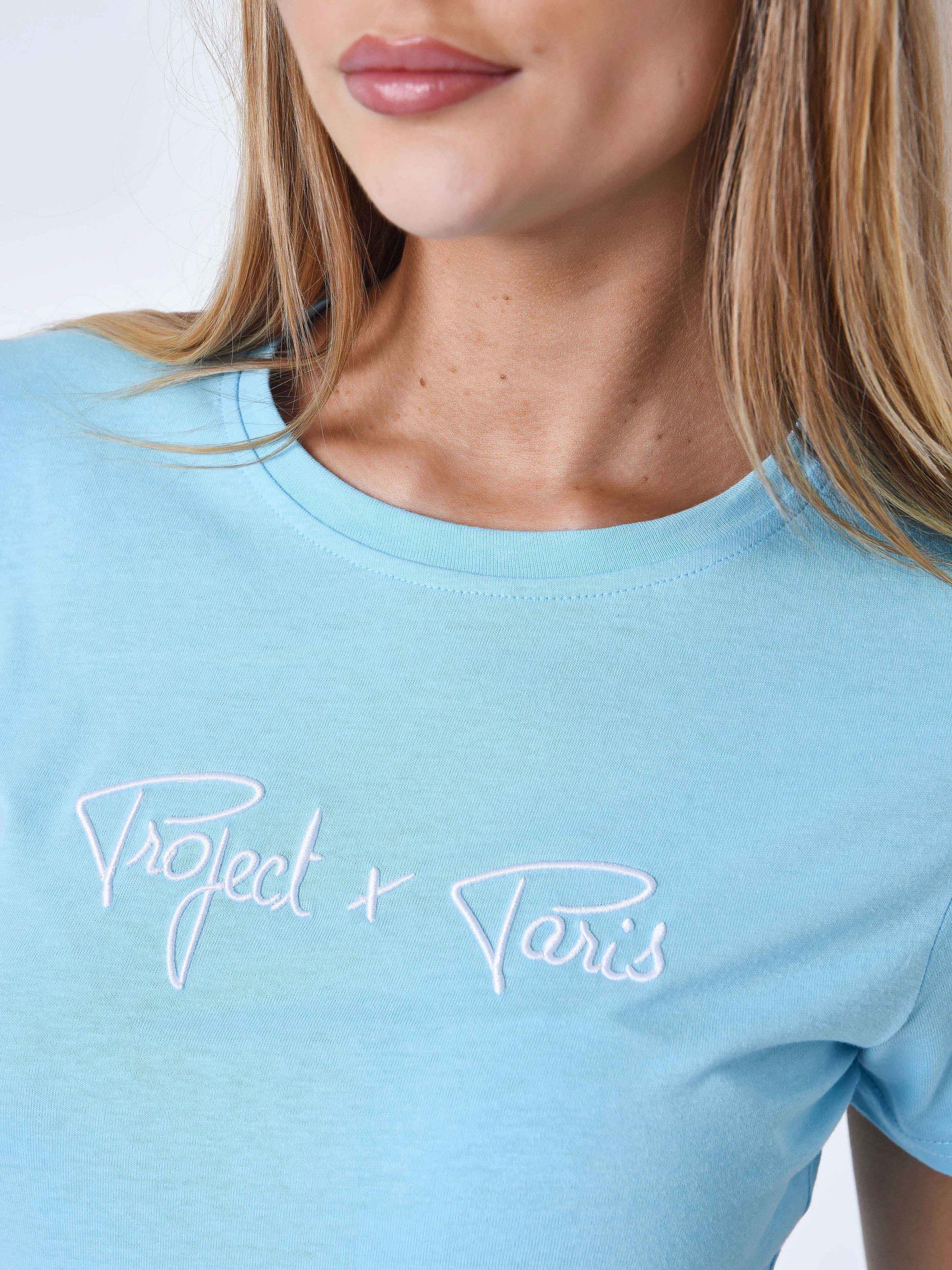 tee-shirt-basic-broderie-logo-signature-cyan-modelshot