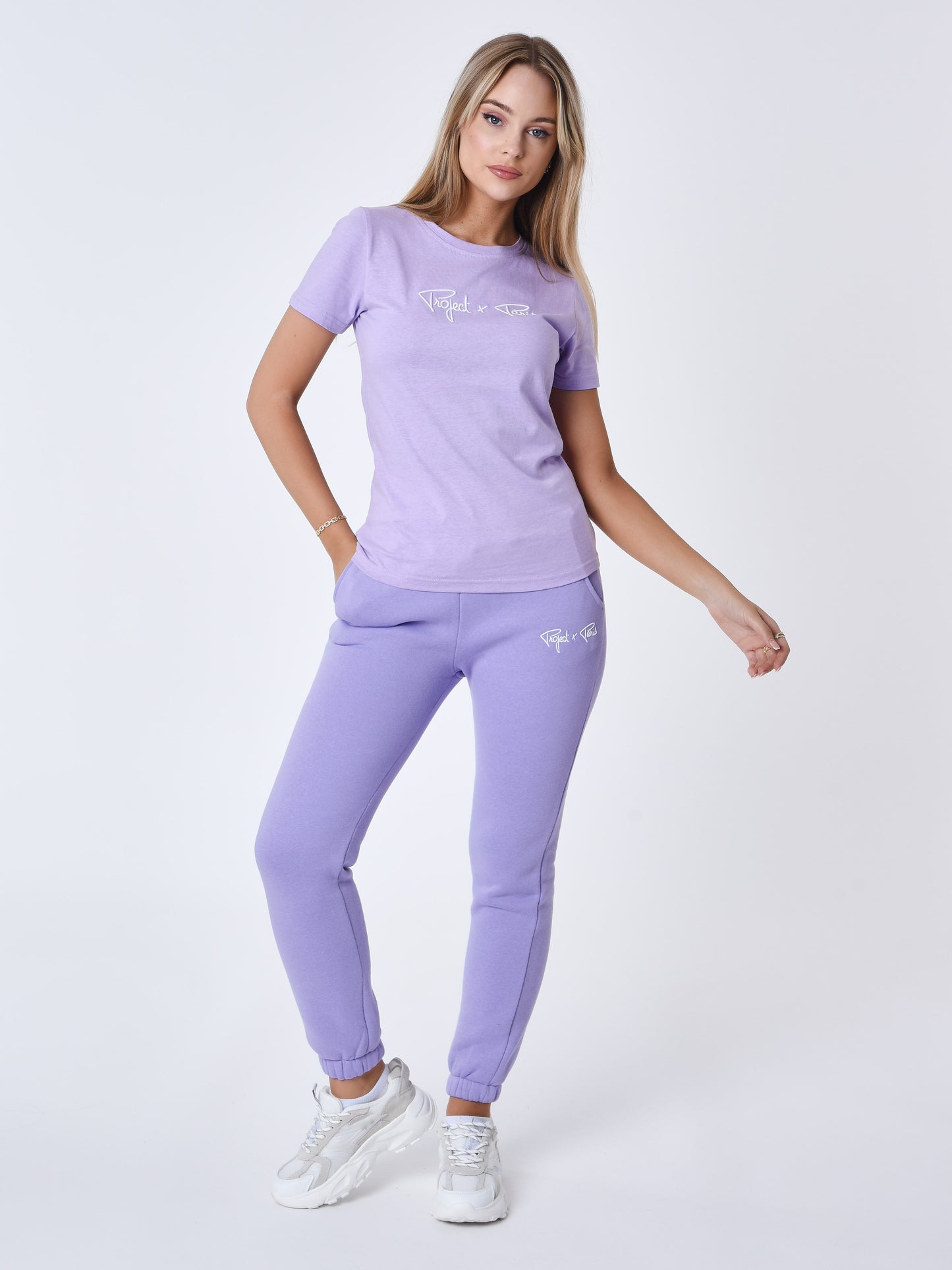 tee-shirt-basic-broderie-logo-signature-lilas-modelshot