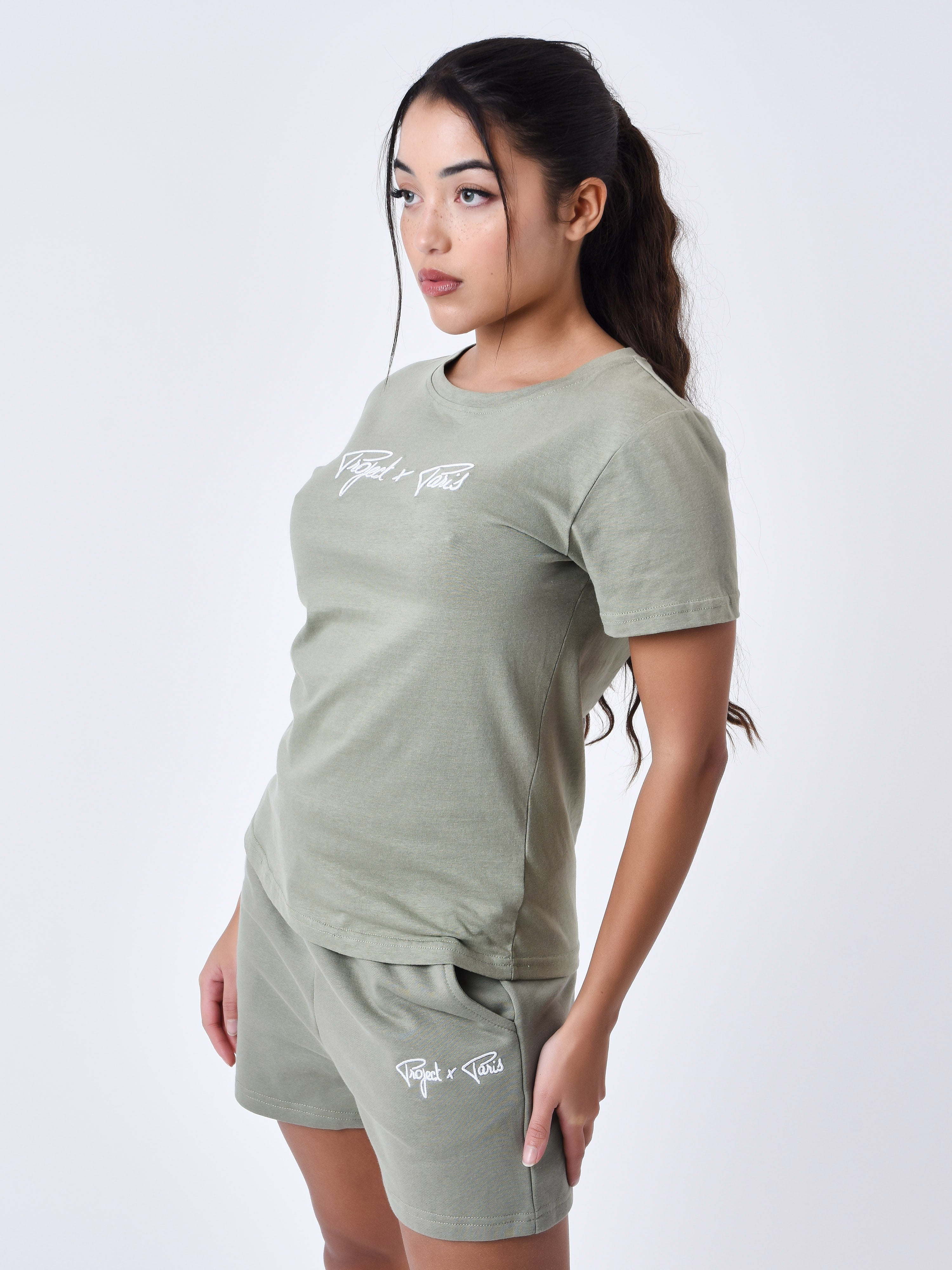 tee-shirt-basic-broderie-logo-signature-kaki-modelshot