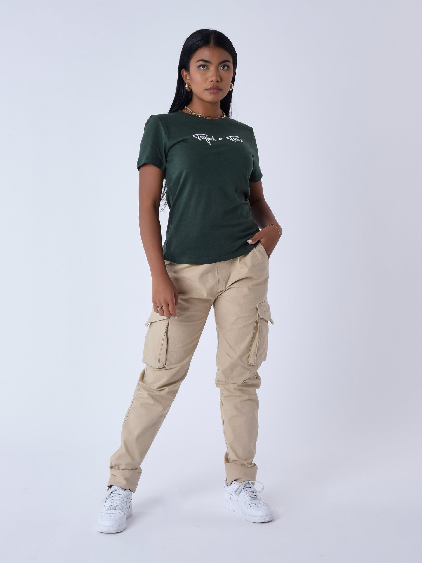 tee-shirt-basic-broderie-logo-signature-vert-modelshot