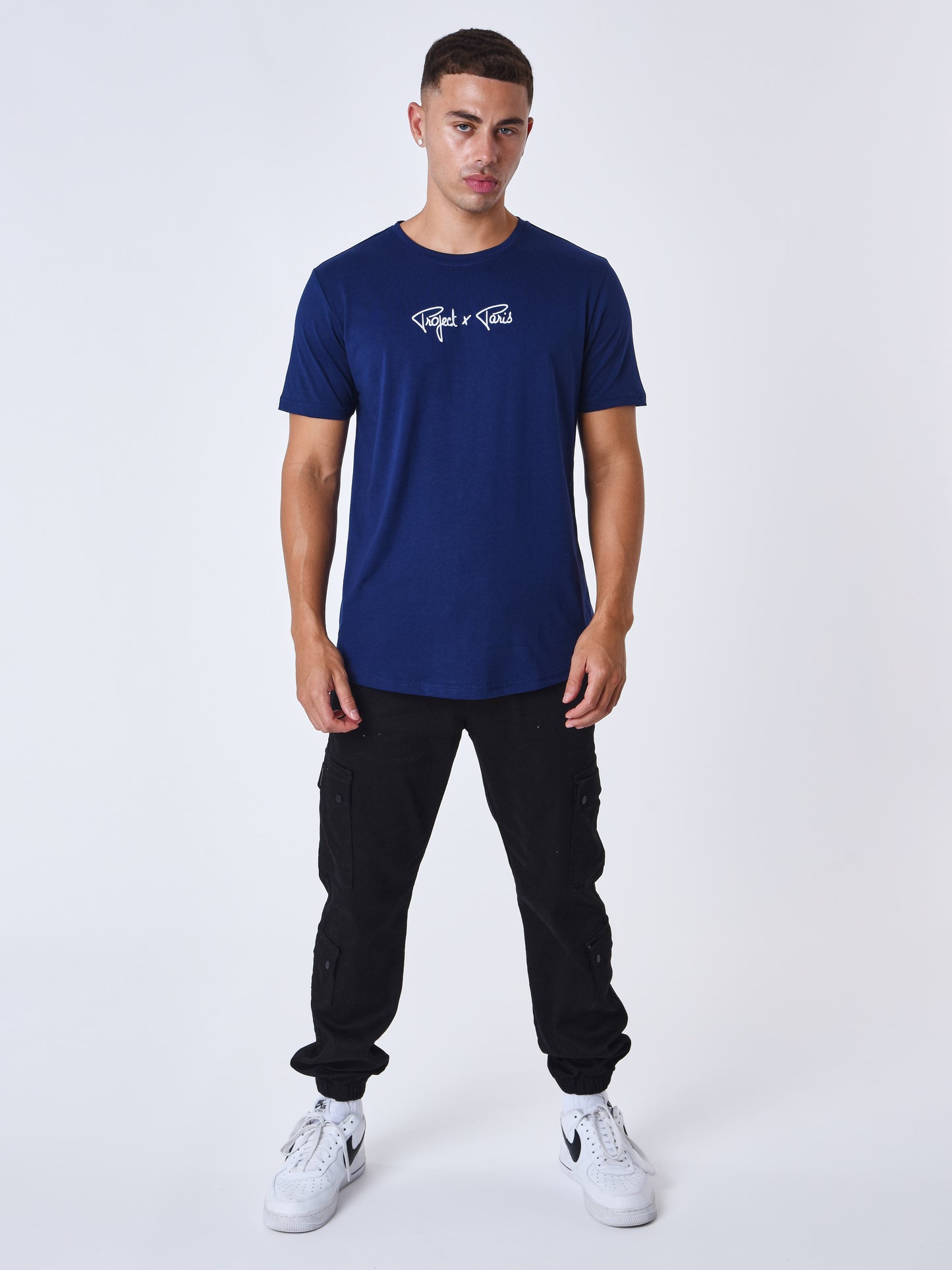 tee-shirt-basique-en-coton-bleu-nuit-modelshot