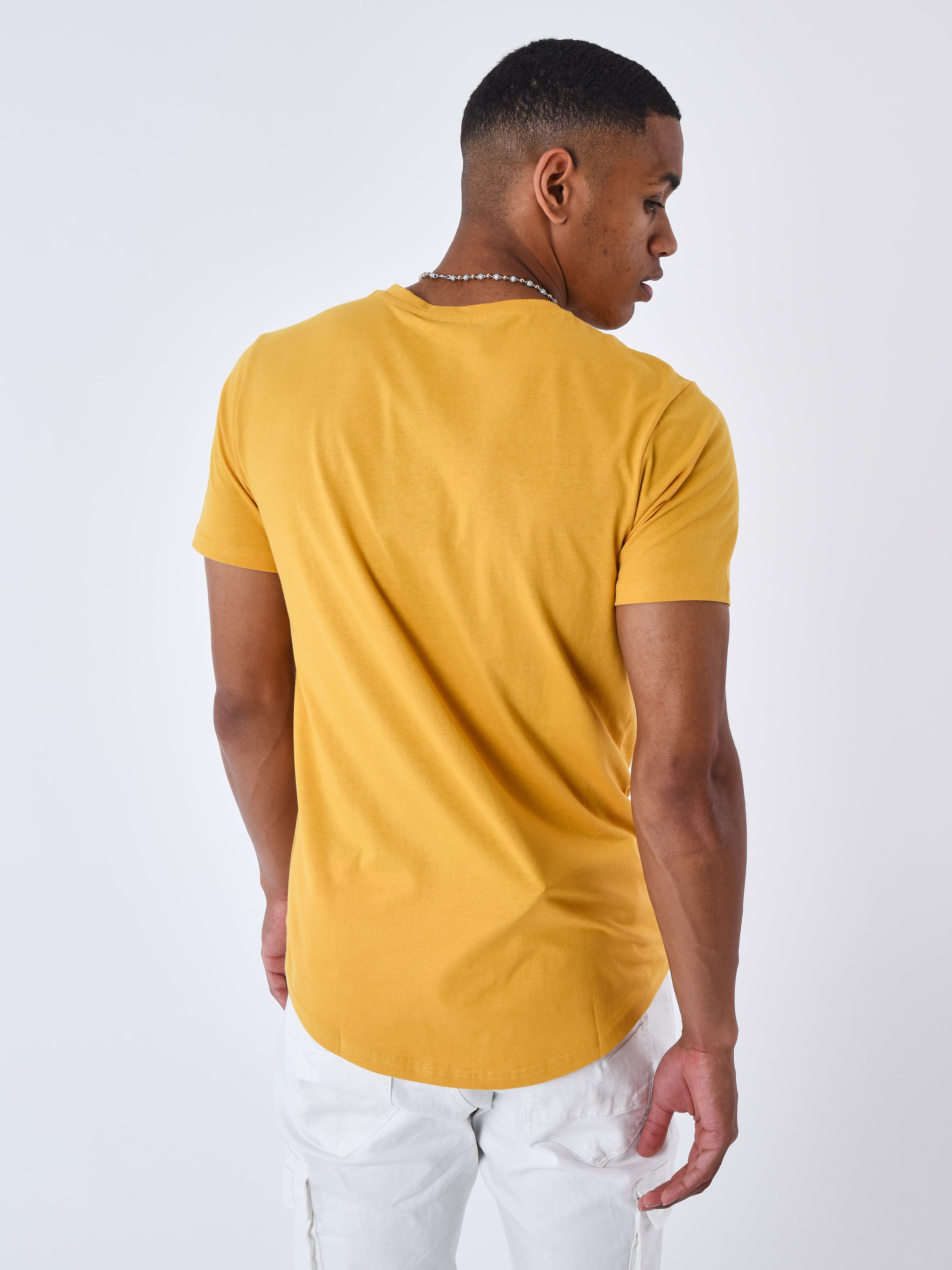 tee-shirt-basique-en-coton-moutarde-modelshot