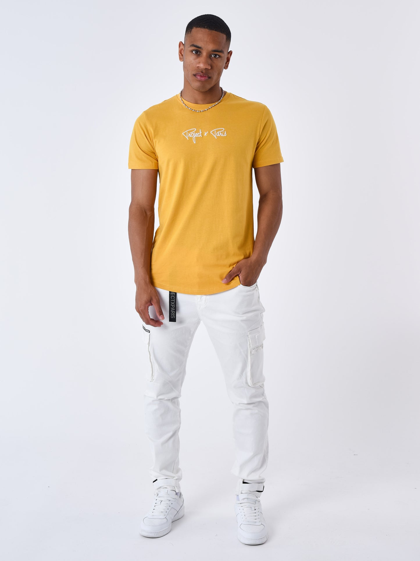 tee-shirt-basique-en-coton-moutarde-modelshot