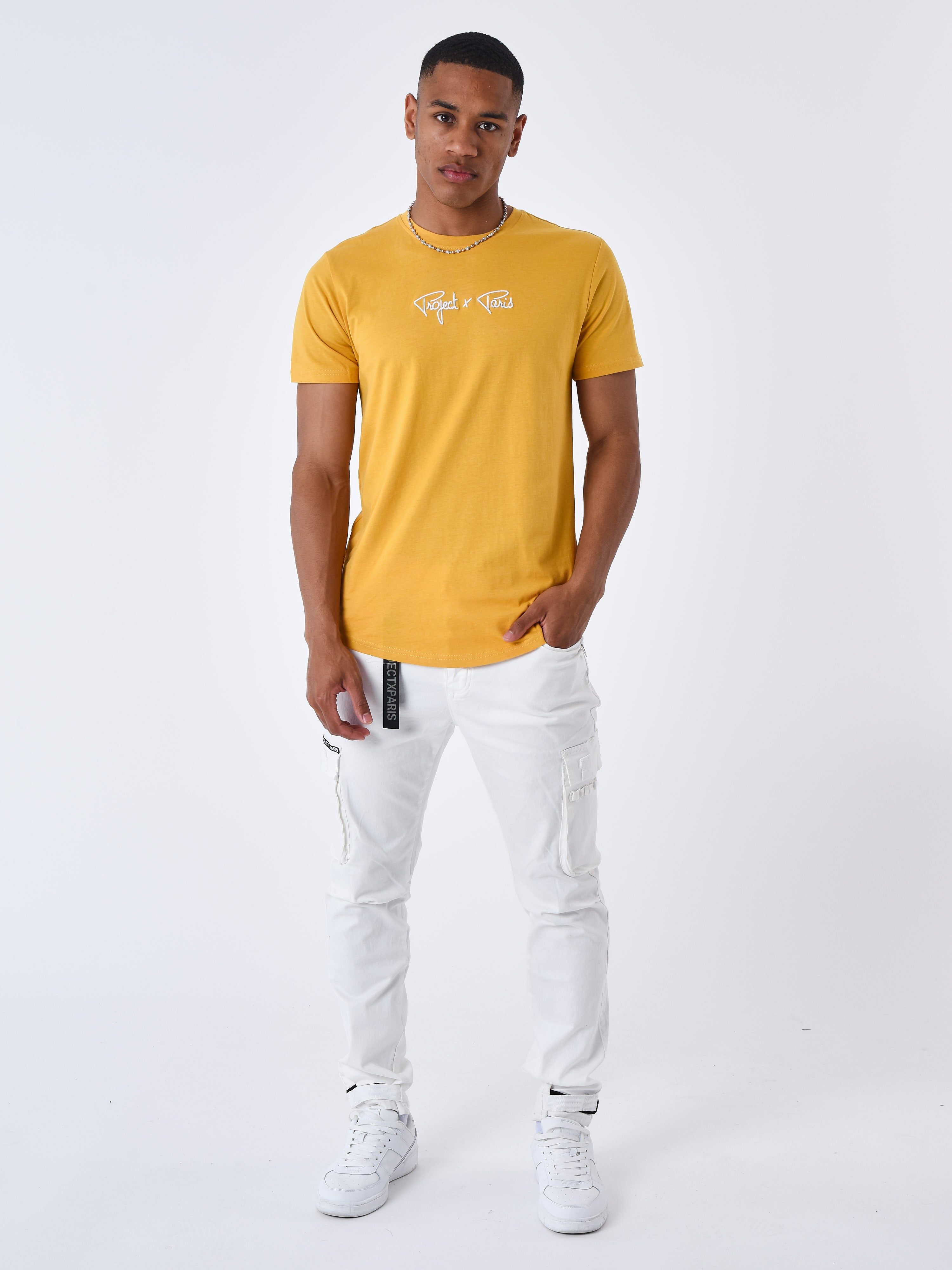 tee-shirt-basique-en-coton-moutarde-modelshot