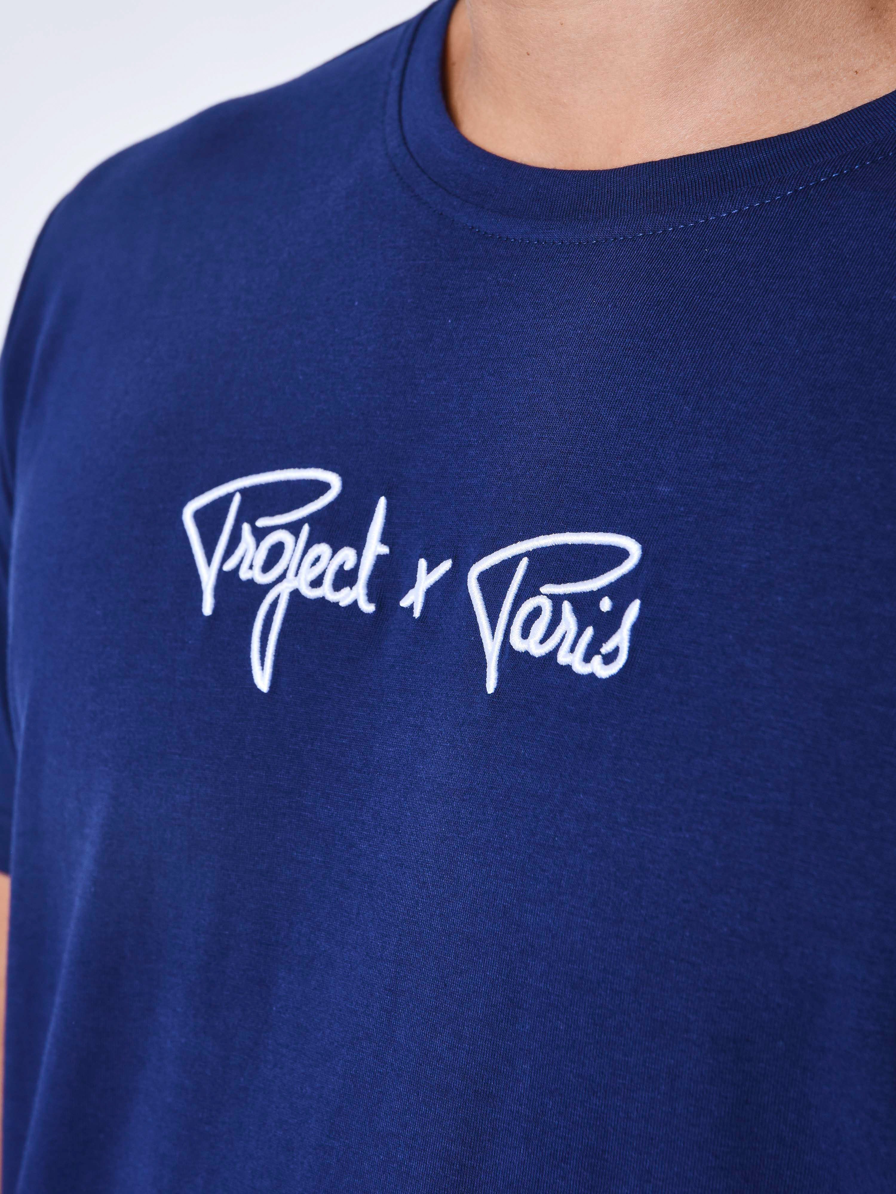 tee-shirt-basique-en-coton-bleu-nuit-detailshot