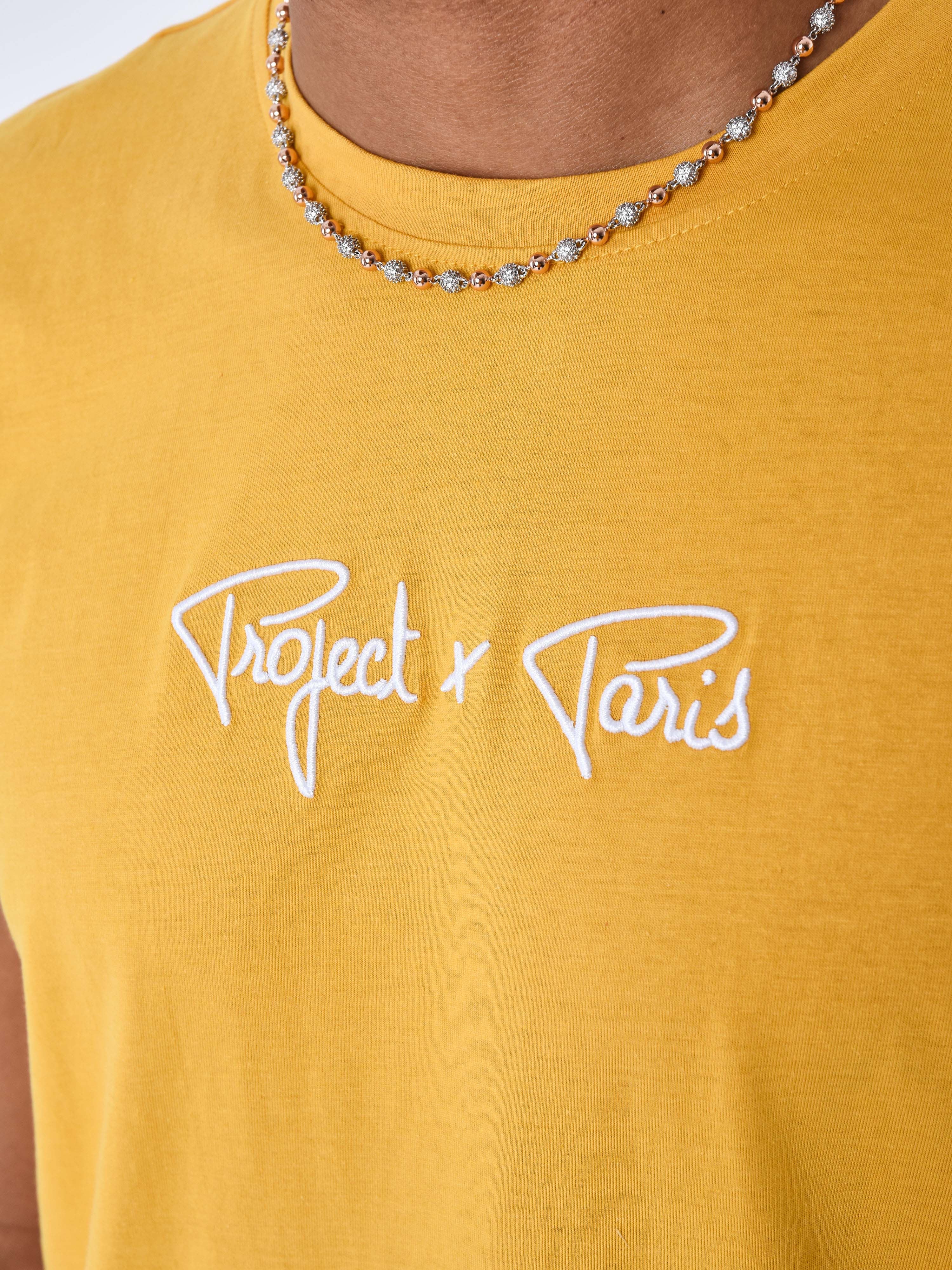 tee-shirt-basique-en-coton-moutarde-detailshot