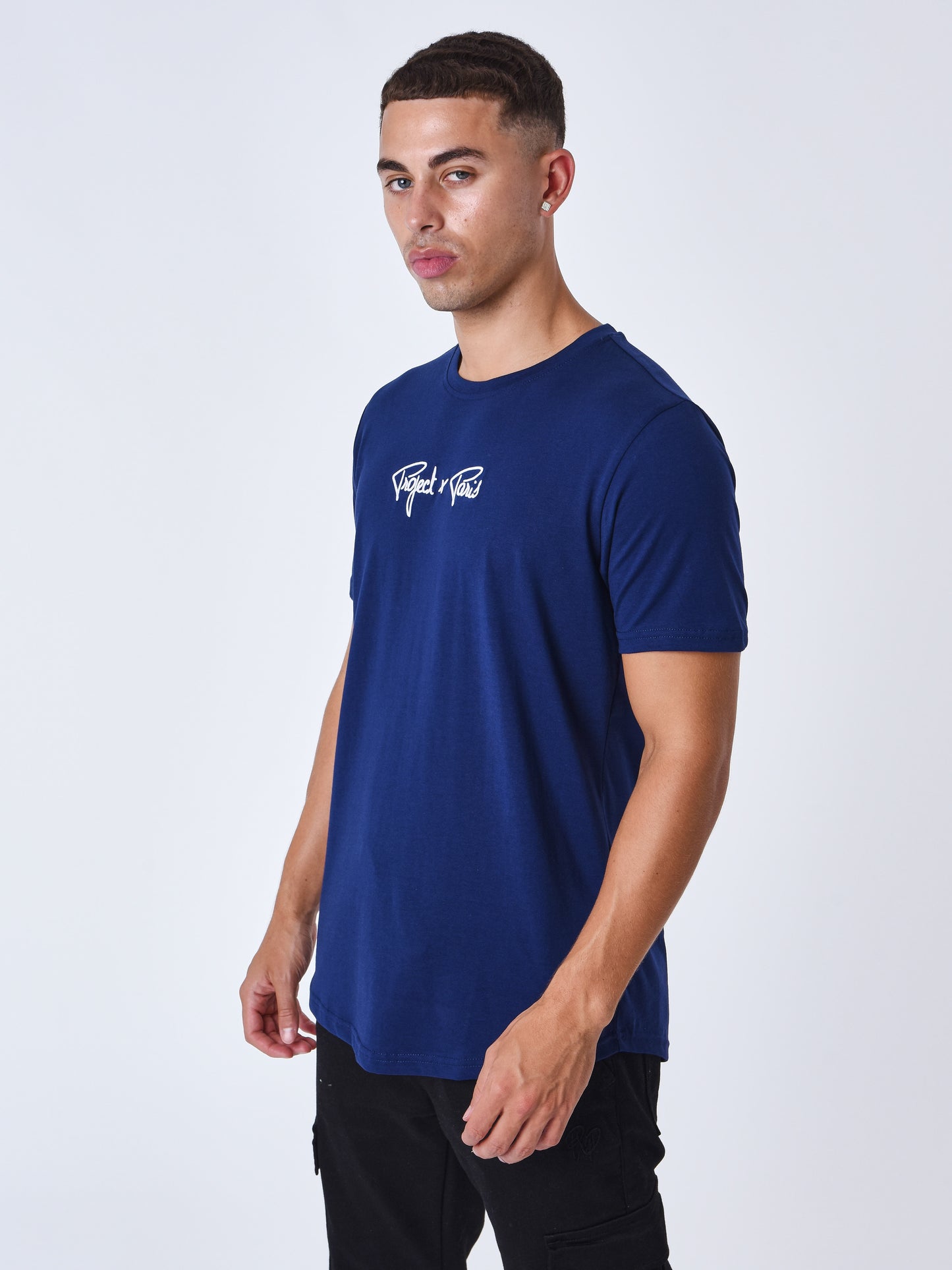 tee-shirt-basique-en-coton-bleu-nuit-modelshot