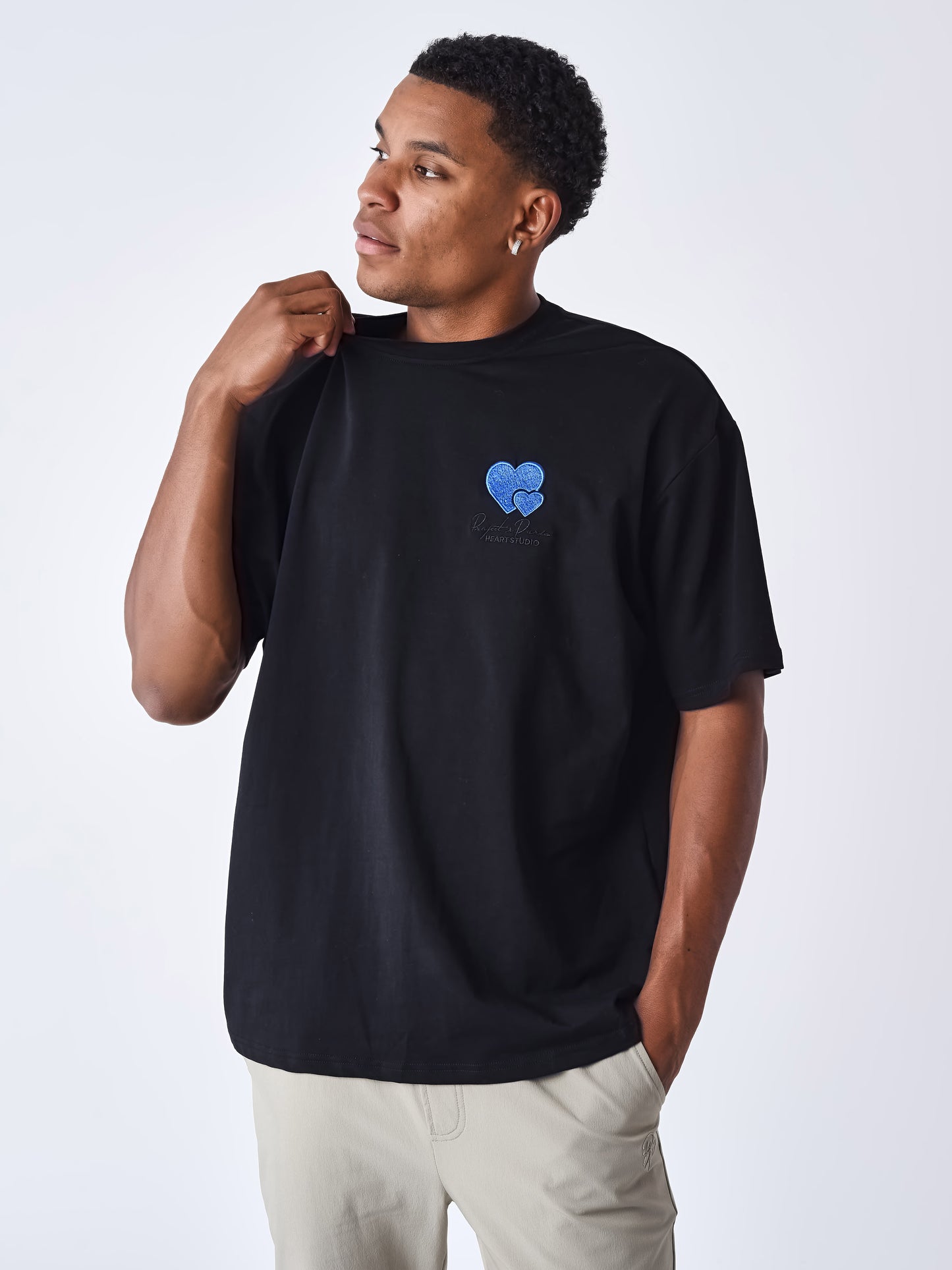 tee-shirt-broderie-cold-hearts-noir-modelshot