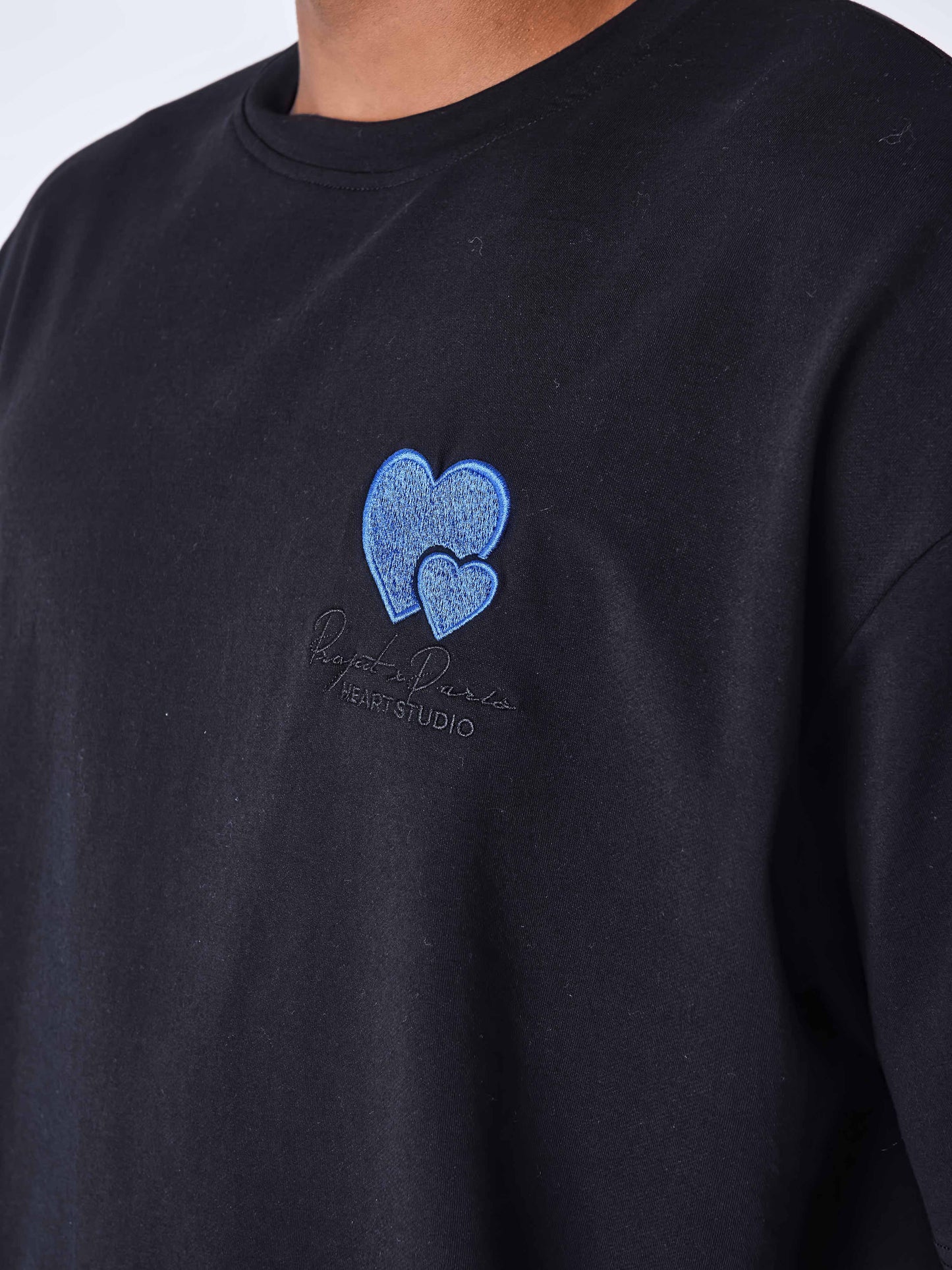 tee-shirt-broderie-cold-hearts-noir-detailshot