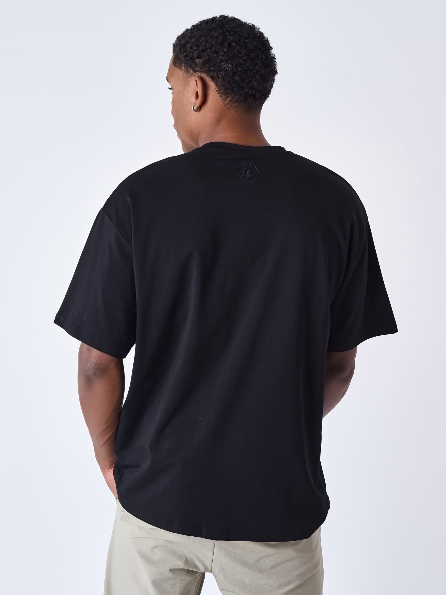 tee-shirt-broderie-cold-hearts-noir-modelshot