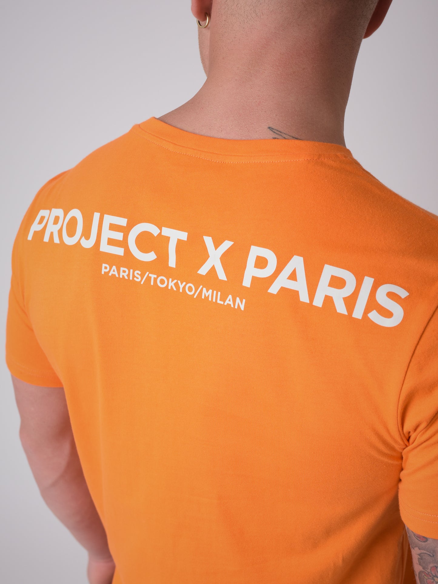 tee-shirt-broderie-logo-2010138-orange-modelshot