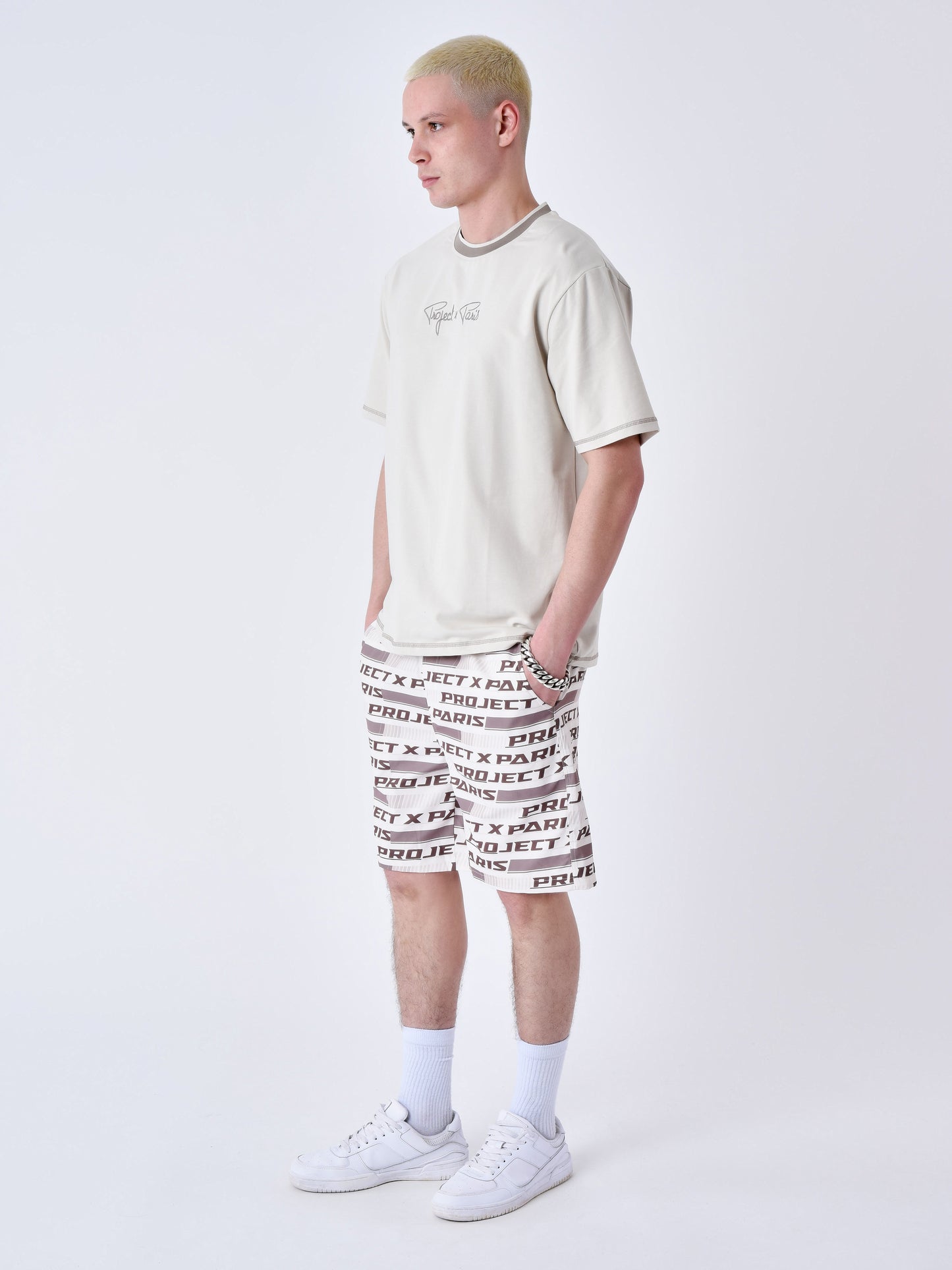 tee-shirt-classique-brode-greige-modelshot