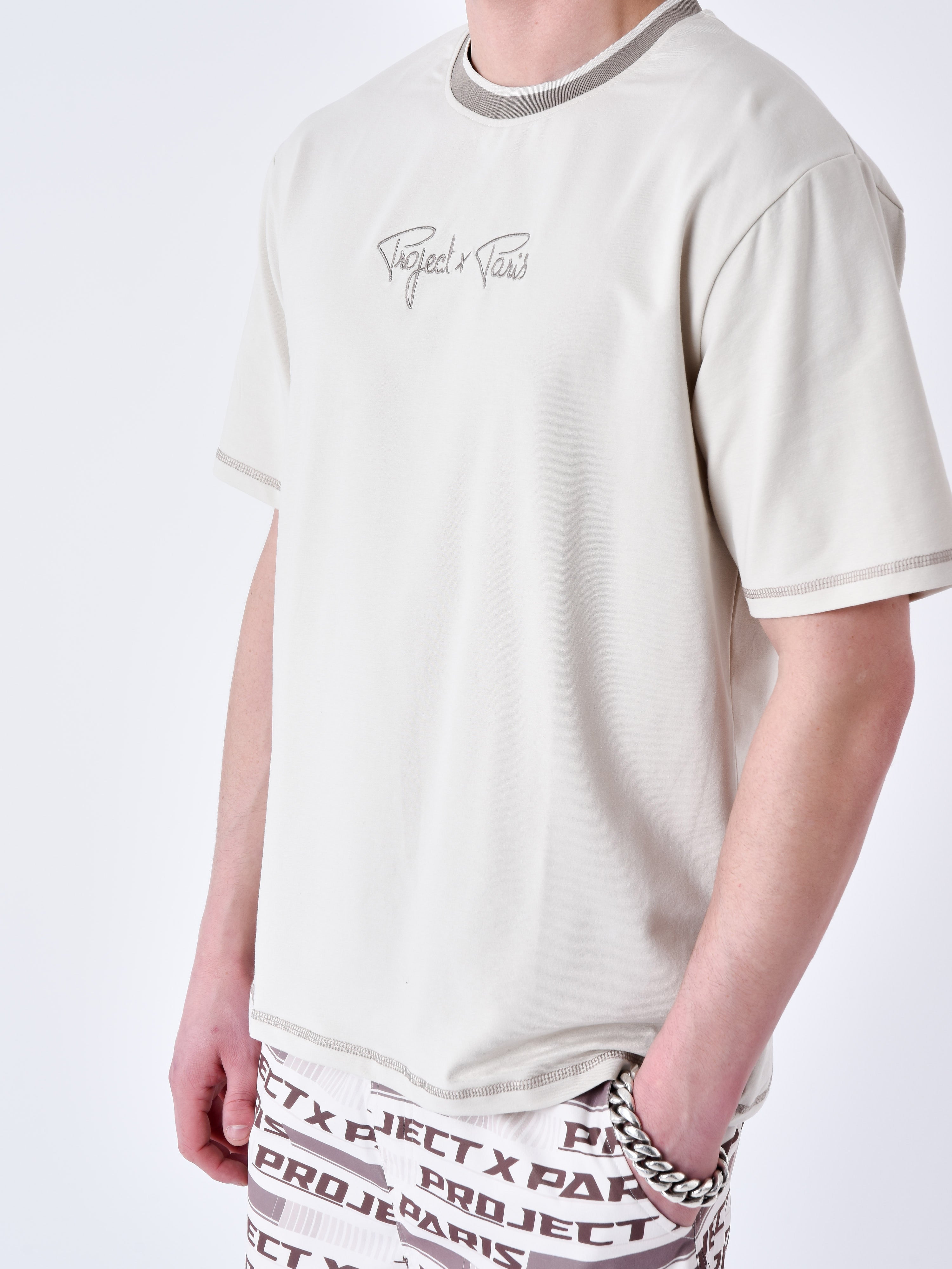 Klassisches besticktes T-Shirt-5