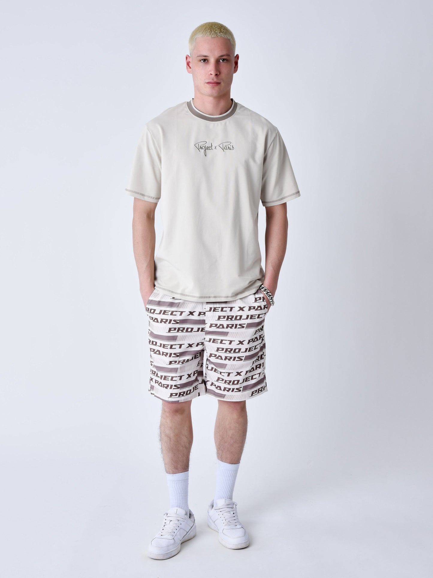 tee-shirt-classique-brode-greige-modelshot