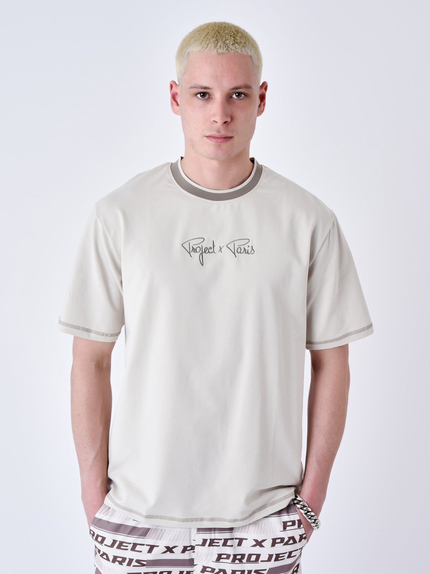 tee-shirt-classique-brode-greige-modelshot