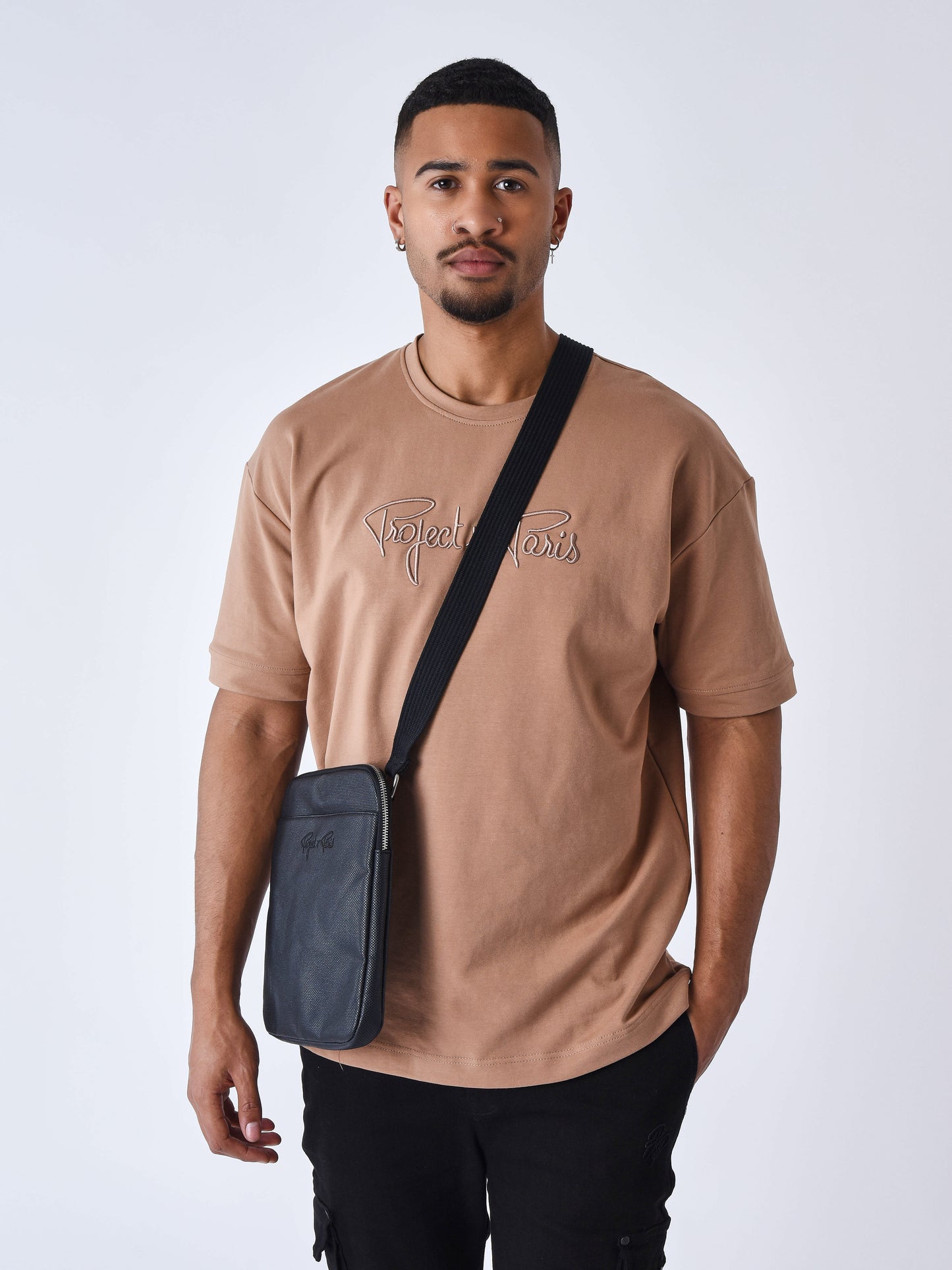 tee-shirt-classique-full-logo-broderie-essentials-mastic