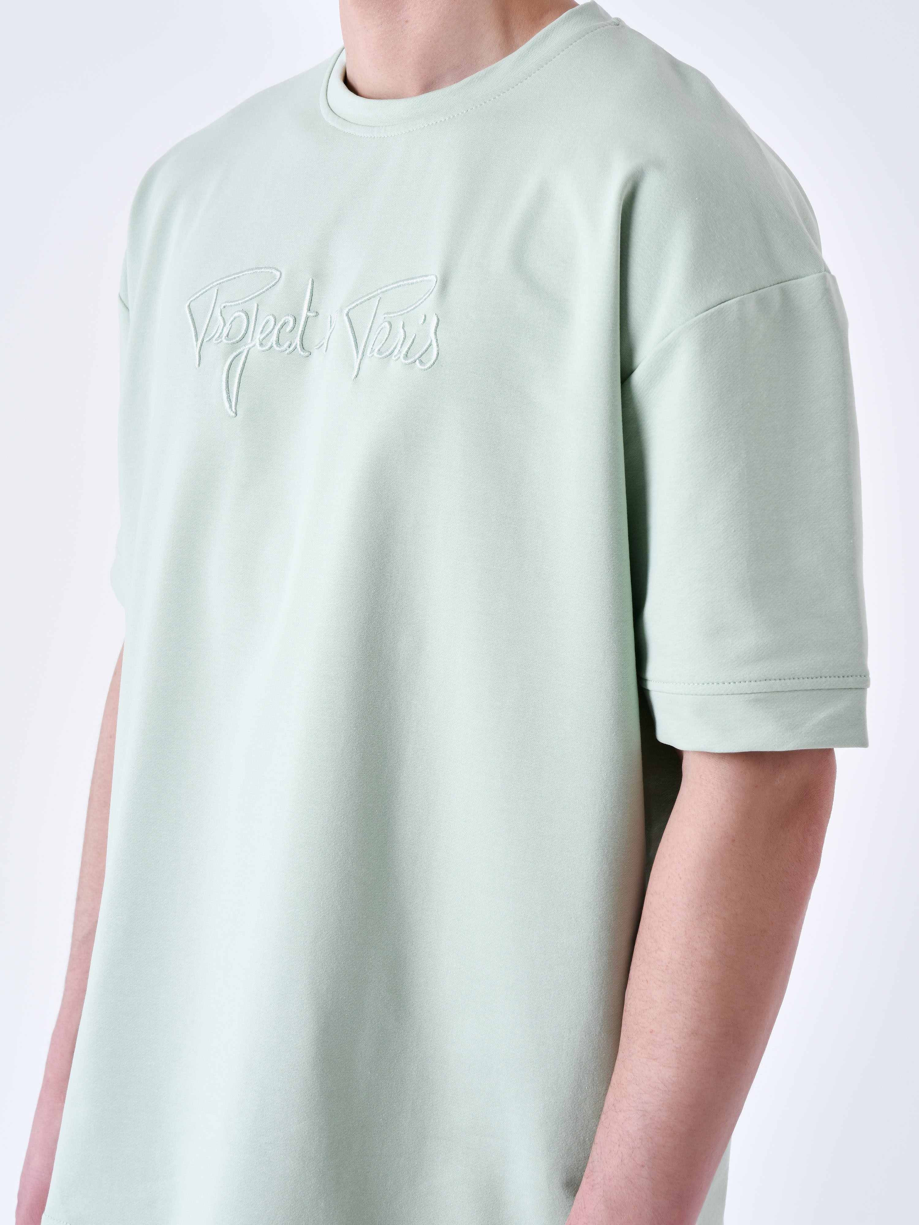 tee-shirt-classique-full-logo-broderie-essentials-vert-d-eau-modelshot