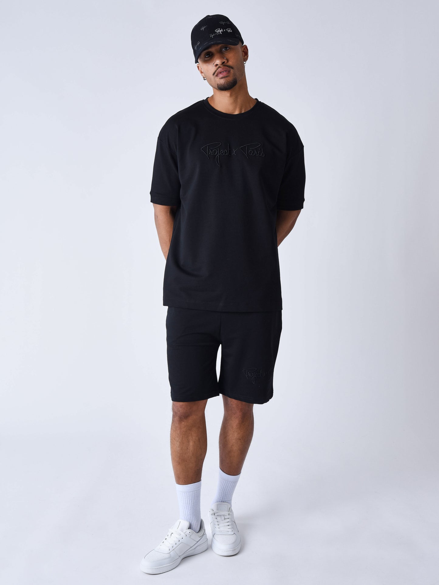 tee-shirt-classique-full-logo-broderie-essentials-noir-modelshot