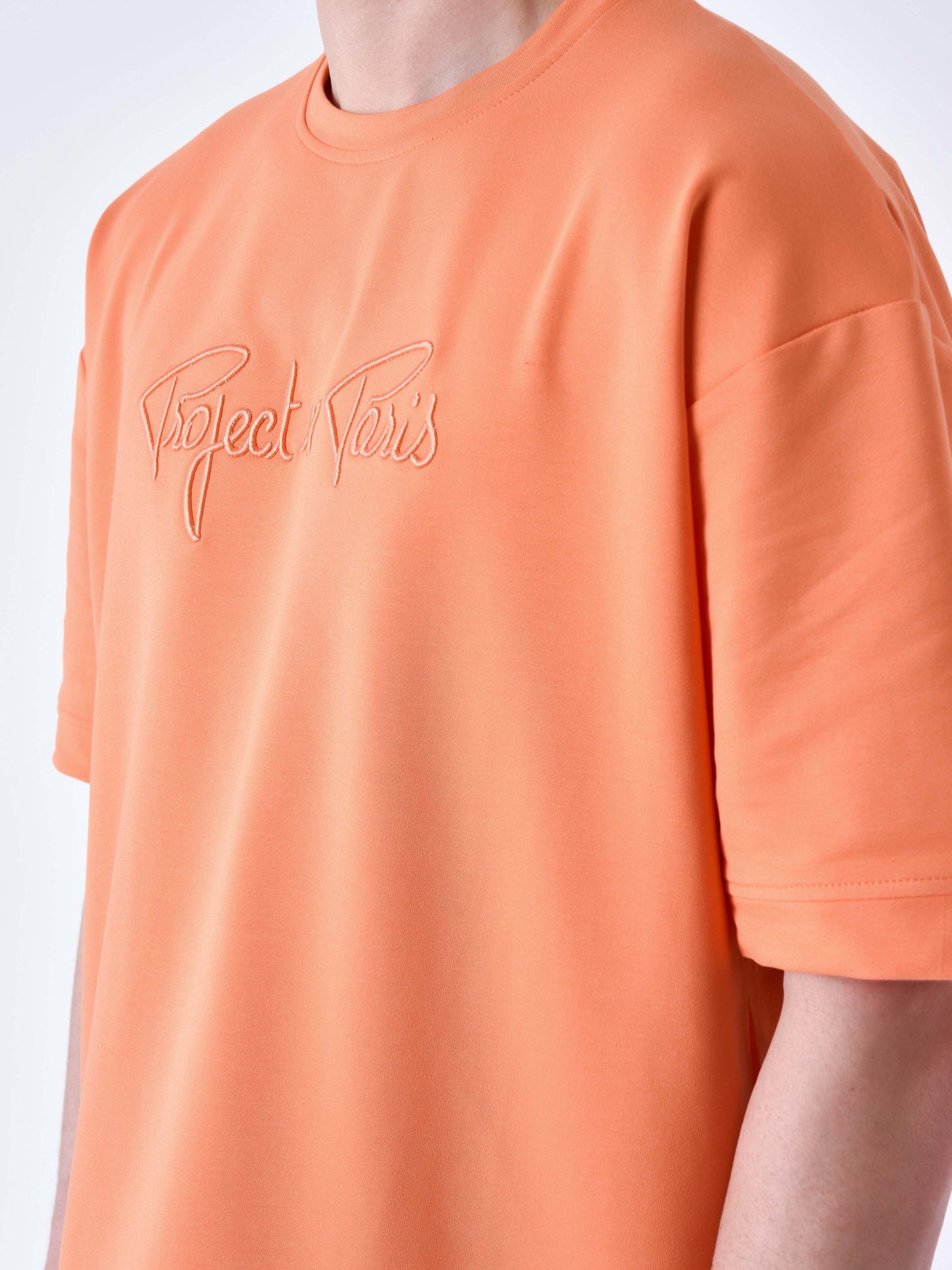 tee-shirt-classique-full-logo-broderie-essentials-orange-modelshot