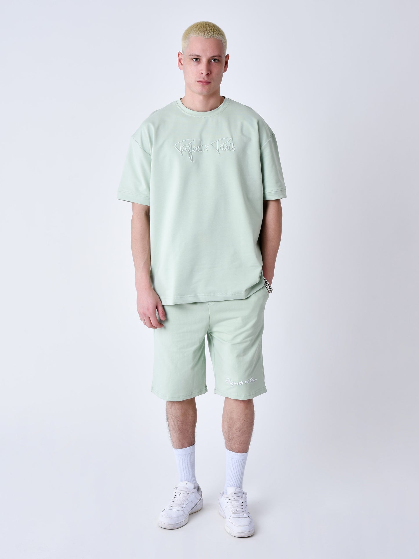 tee-shirt-classique-full-logo-broderie-essentials-vert-d-eau-modelshot