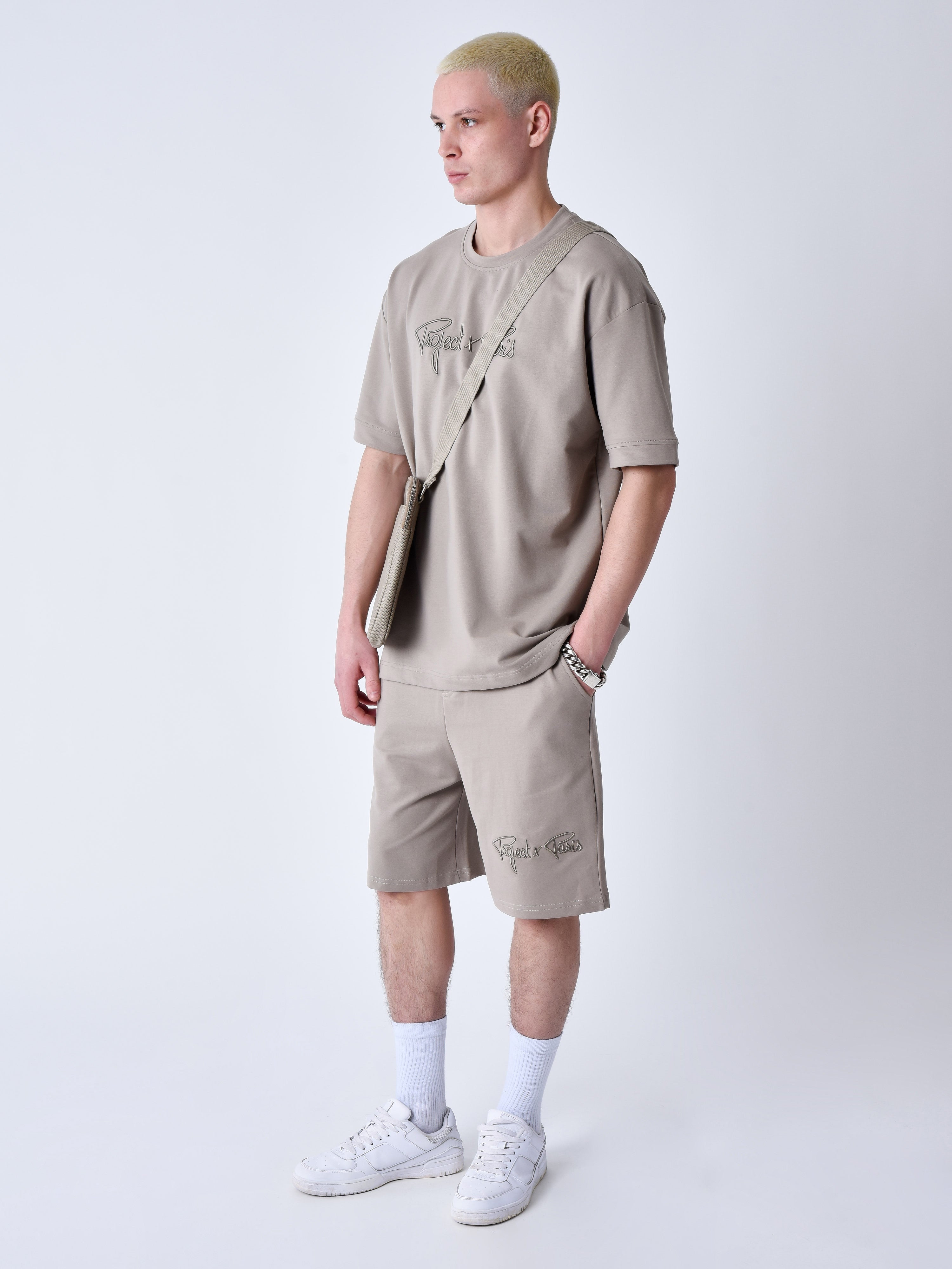 tee-shirt-classique-full-logo-broderie-essentials-taupe-modelshot