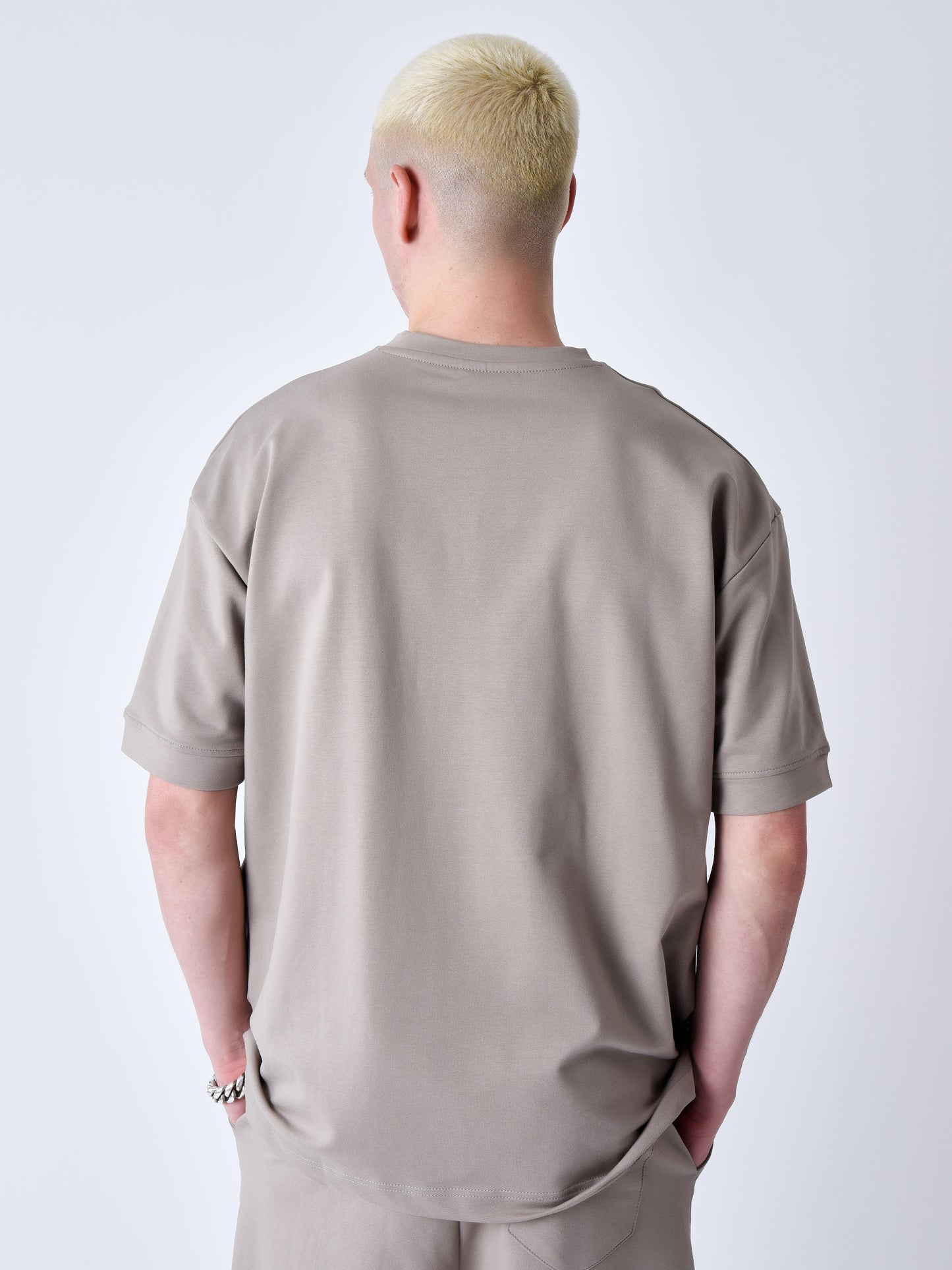 tee-shirt-classique-full-logo-broderie-essentials-taupe-modelshot