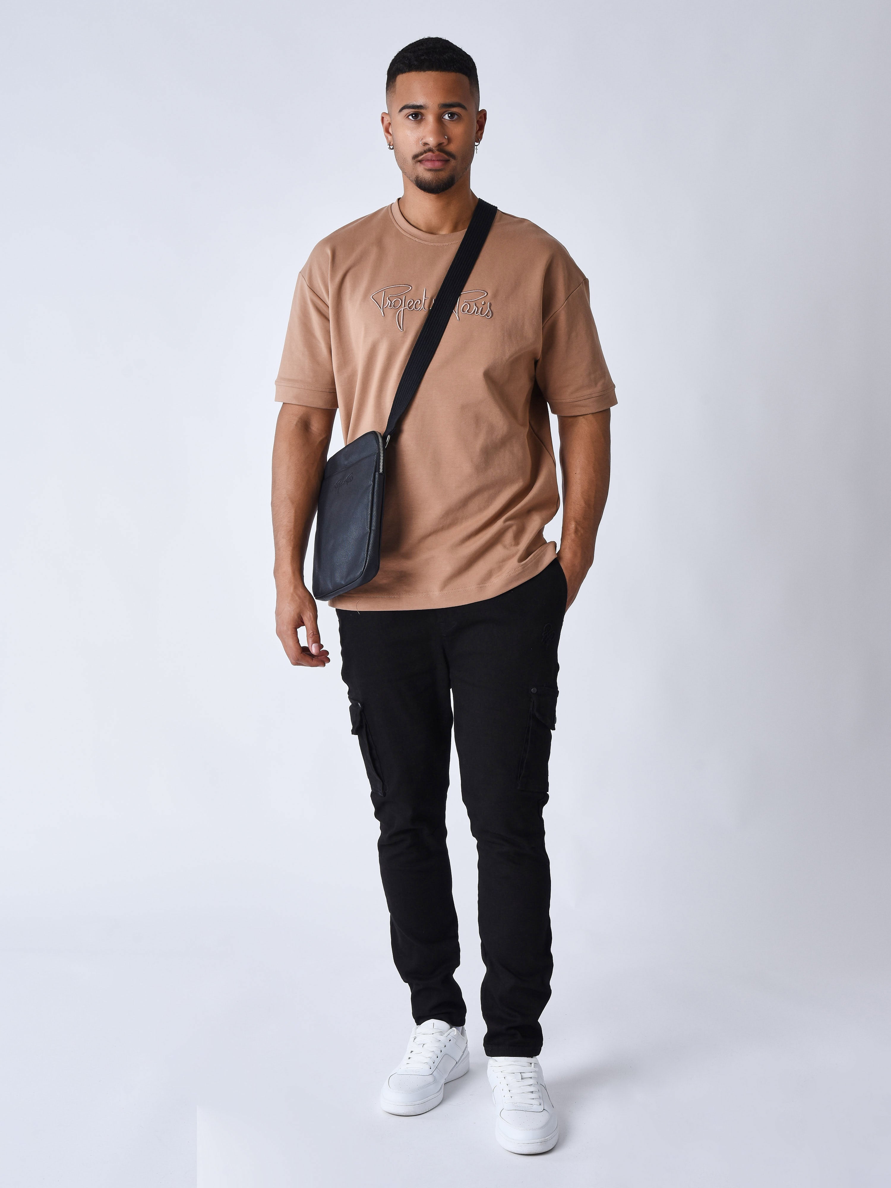 tee-shirt-classique-full-logo-broderie-essentials-mastic