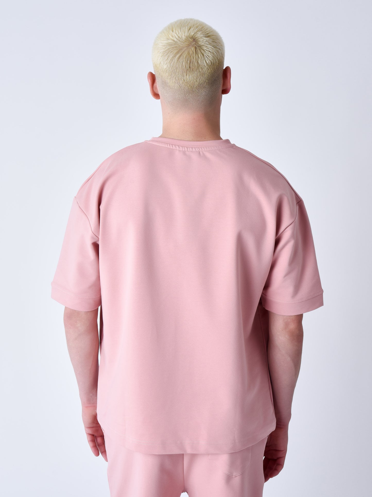 tee-shirt-classique-full-logo-broderie-essentials-rose-dragee-modelshot