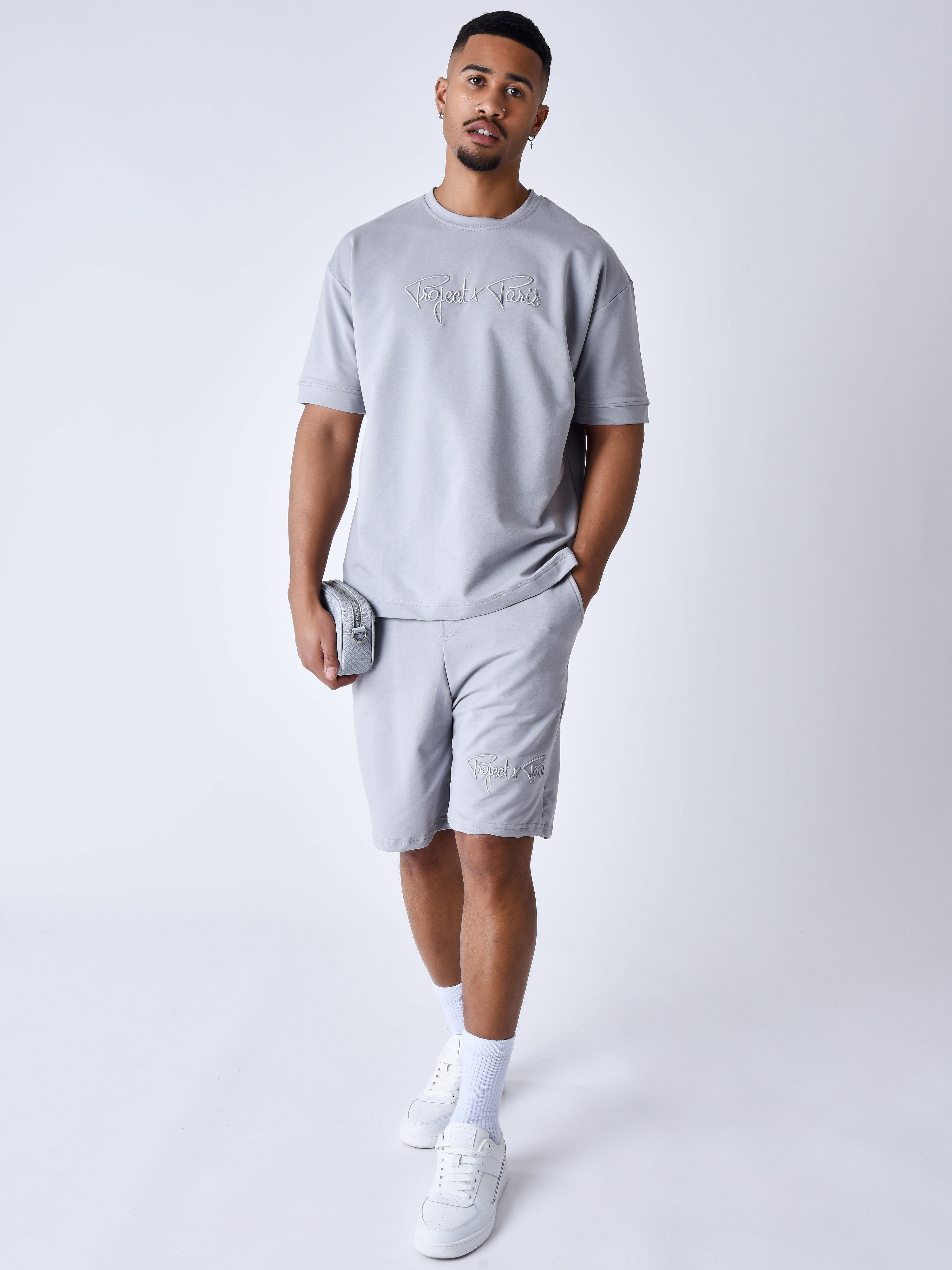 tee-shirt-classique-full-logo-broderie-essentials-gris-clair-modelshot