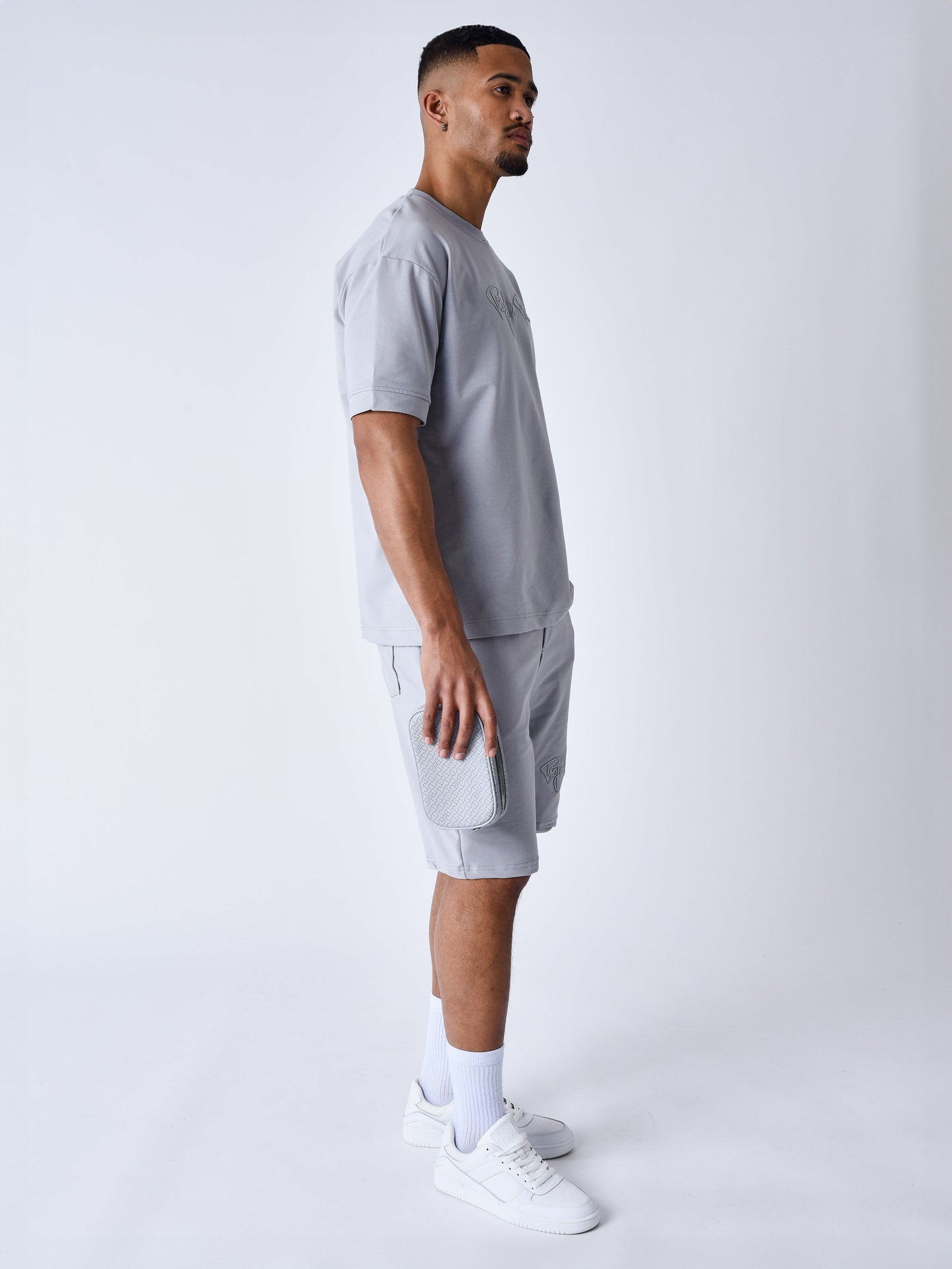 tee-shirt-classique-full-logo-broderie-essentials-gris-clair-modelshot