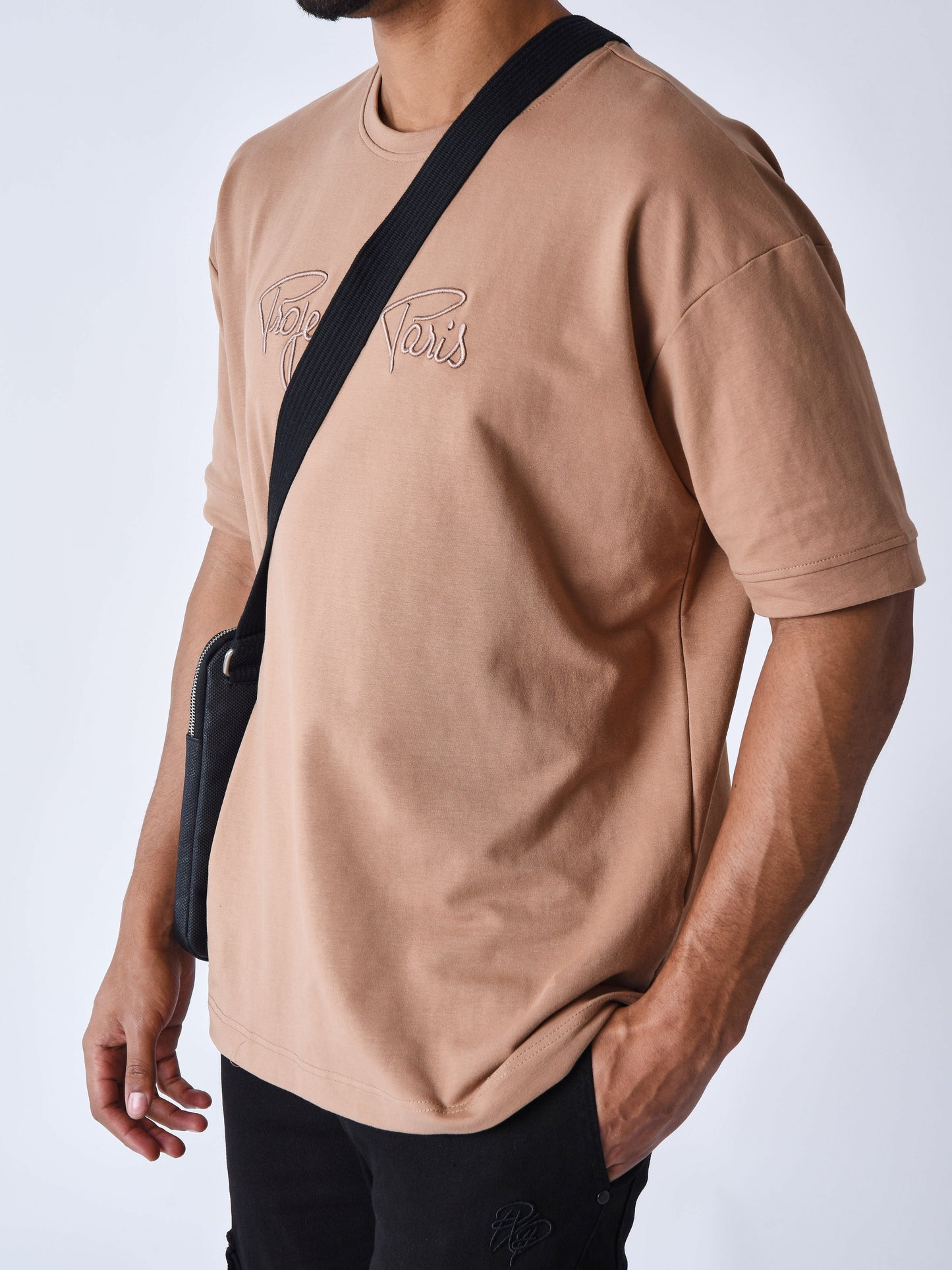 tee-shirt-classique-full-logo-broderie-essentials-mastic