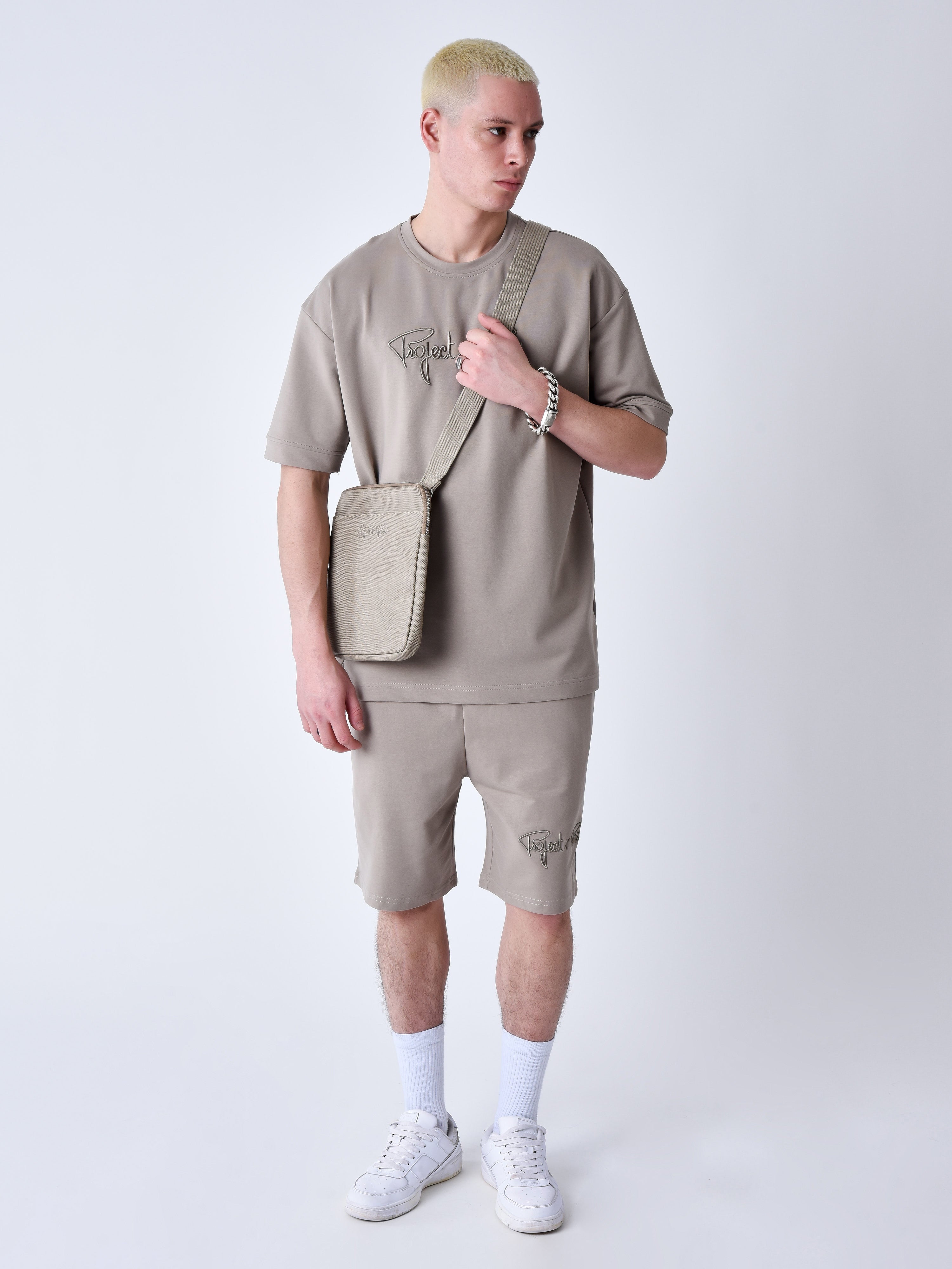 tee-shirt-classique-full-logo-broderie-essentials-taupe-modelshot