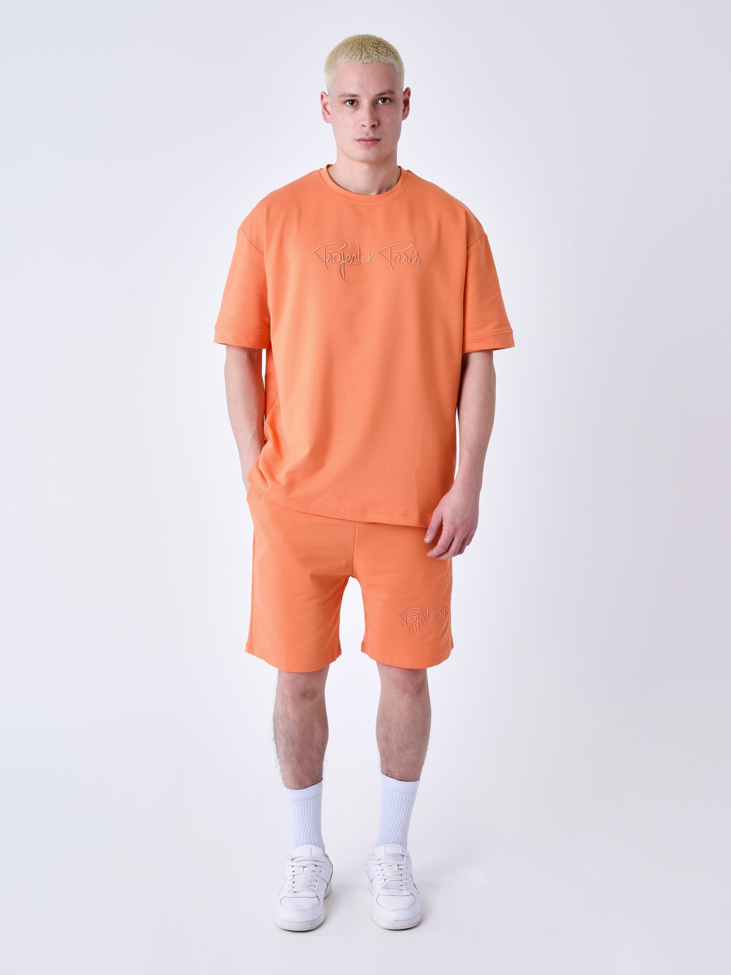 tee-shirt-classique-full-logo-broderie-essentials-orange-modelshot