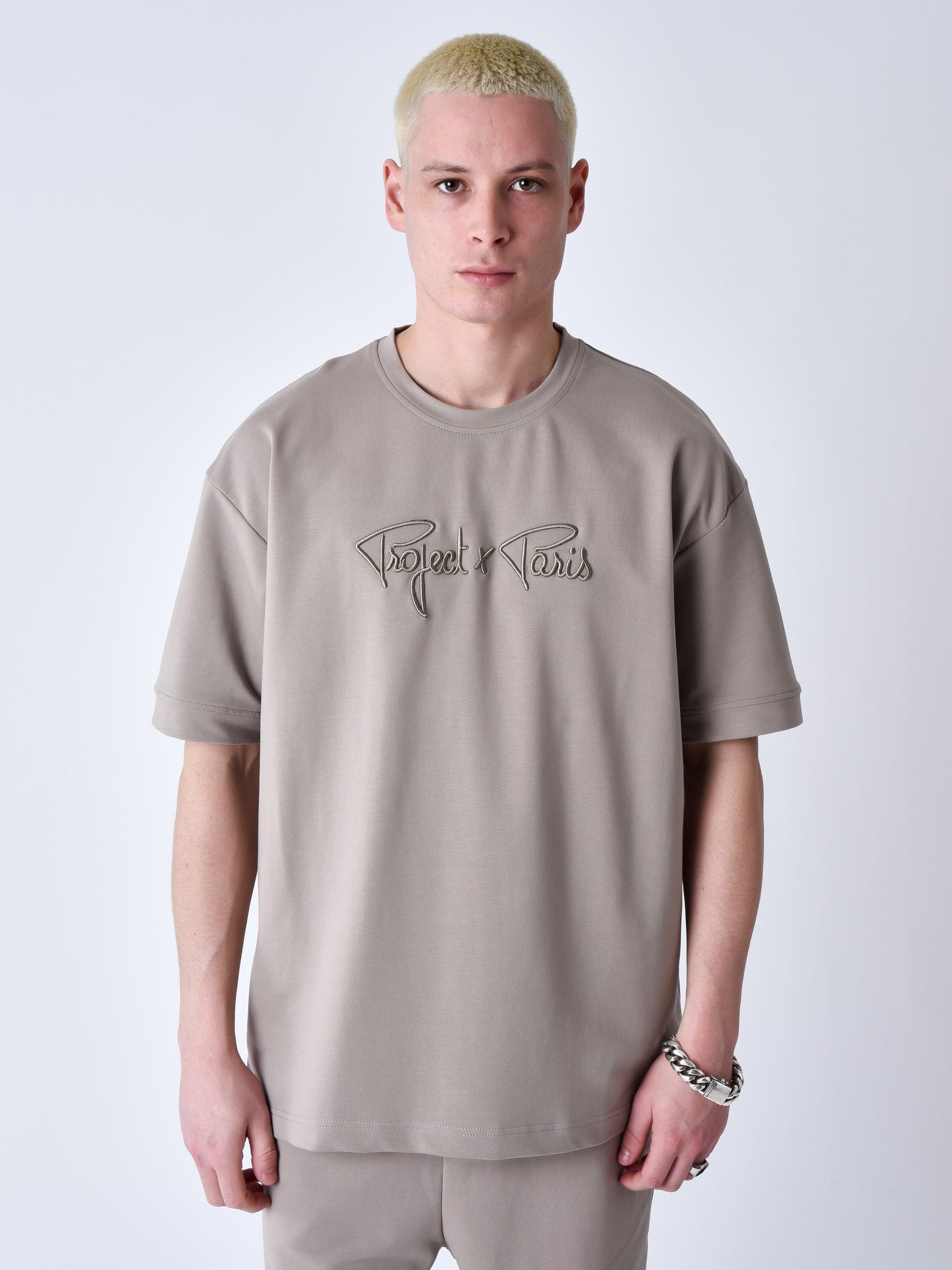tee-shirt-classique-full-logo-broderie-essentials-taupe-modelshot