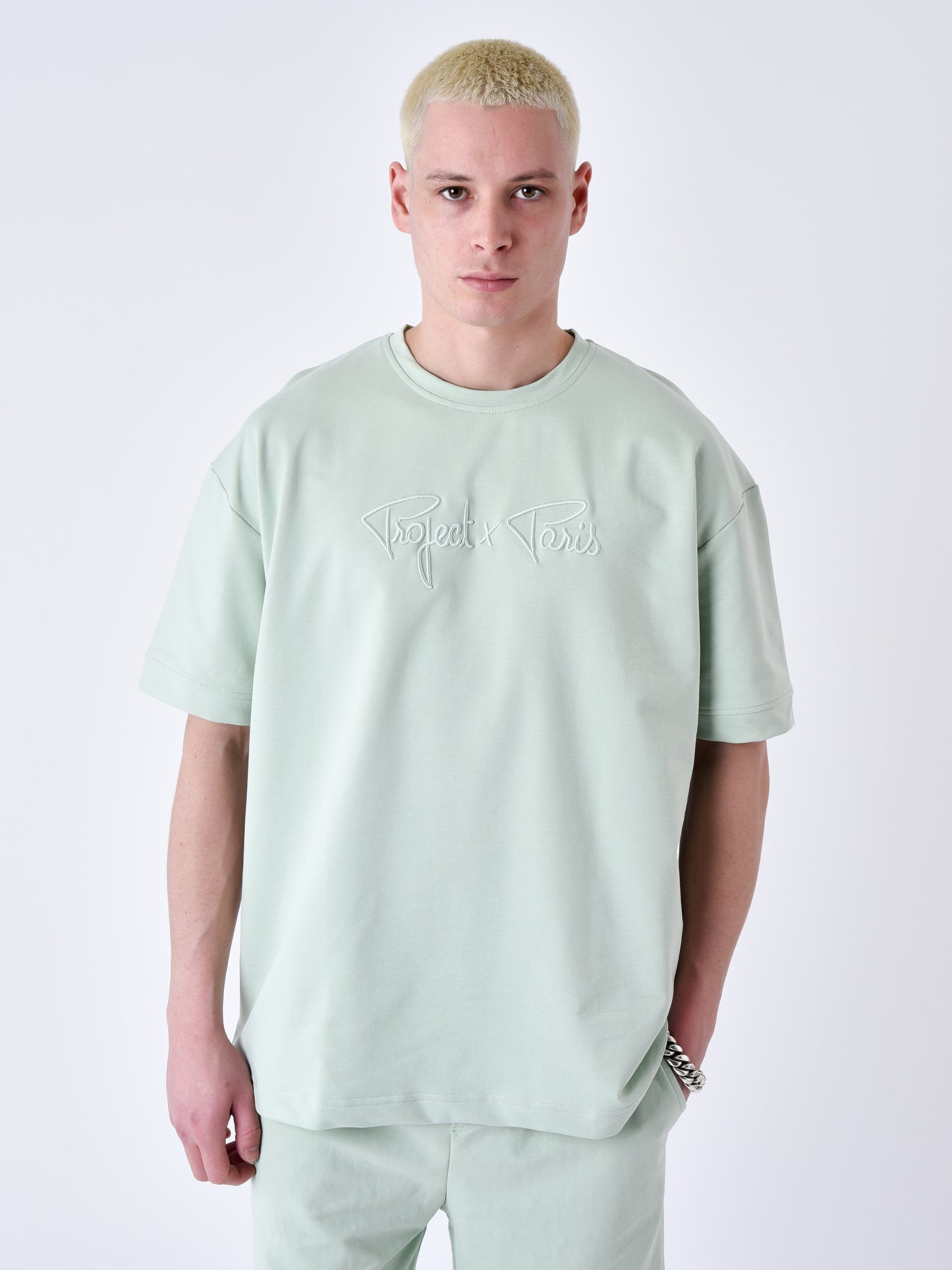 tee-shirt-classique-full-logo-broderie-essentials-vert-d-eau-modelshot