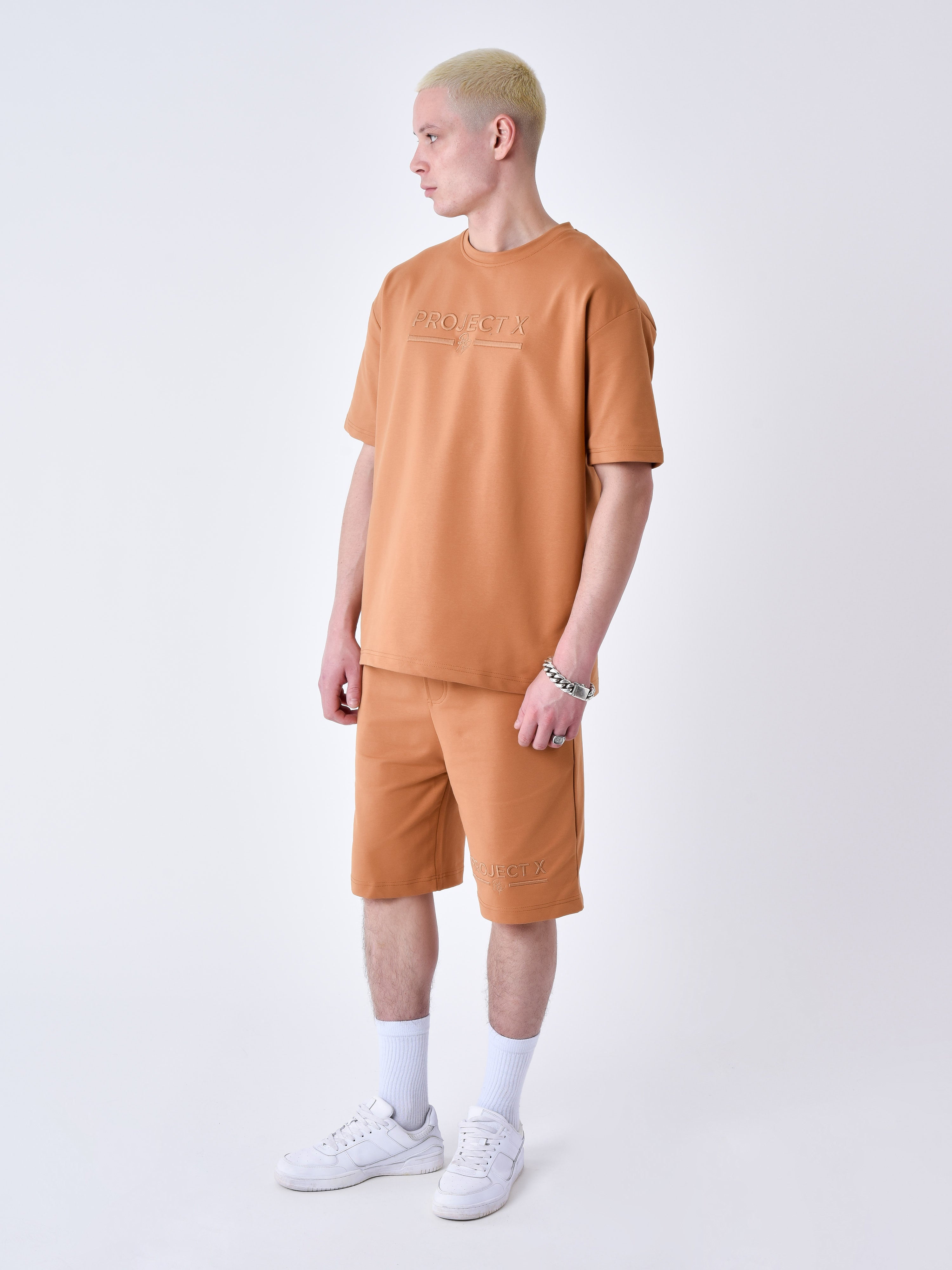 tee-shirt-classique-full-logo-broderie-4874-camel-modelshot
