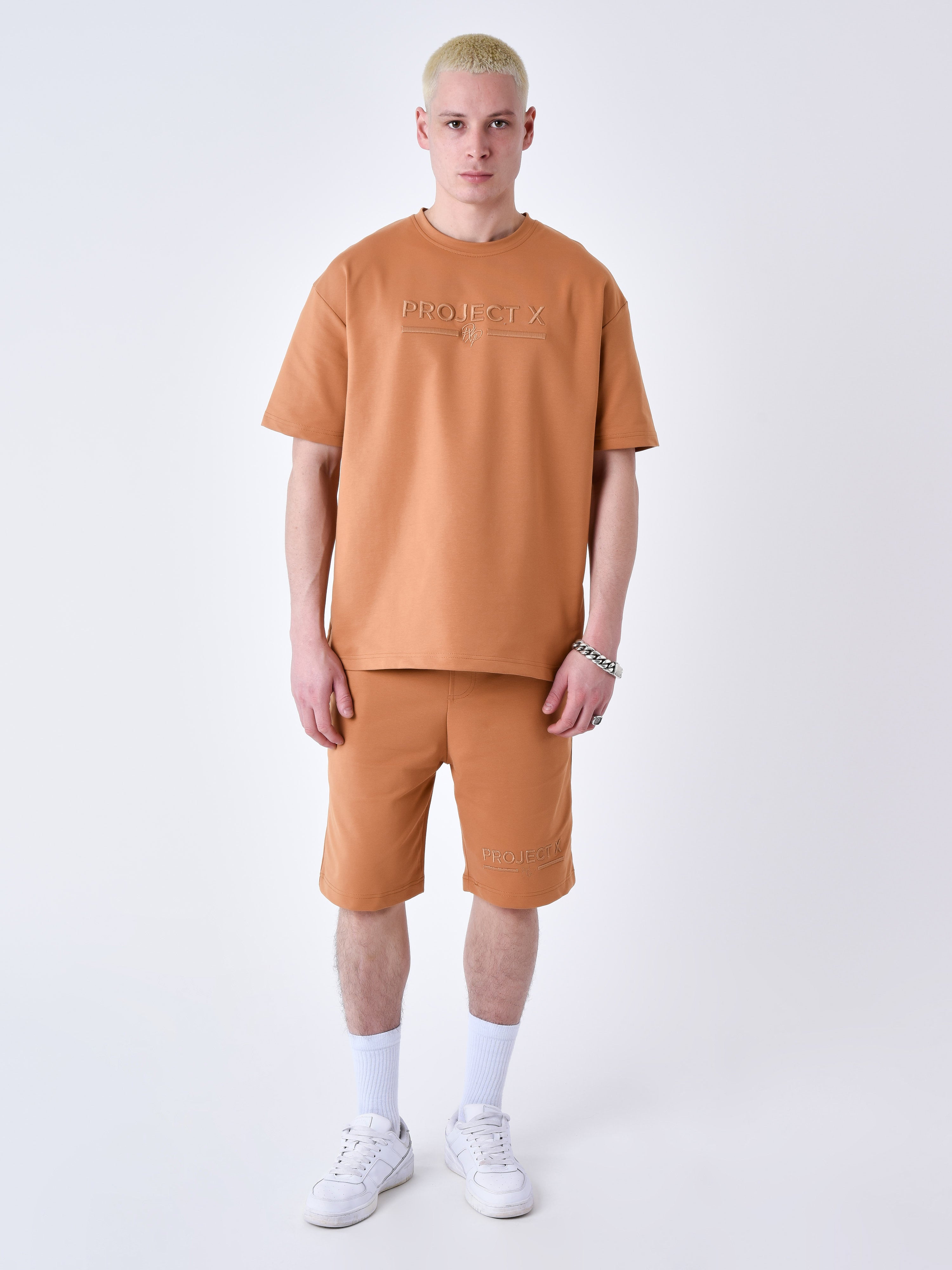 tee-shirt-classique-full-logo-broderie-4874-camel-modelshot